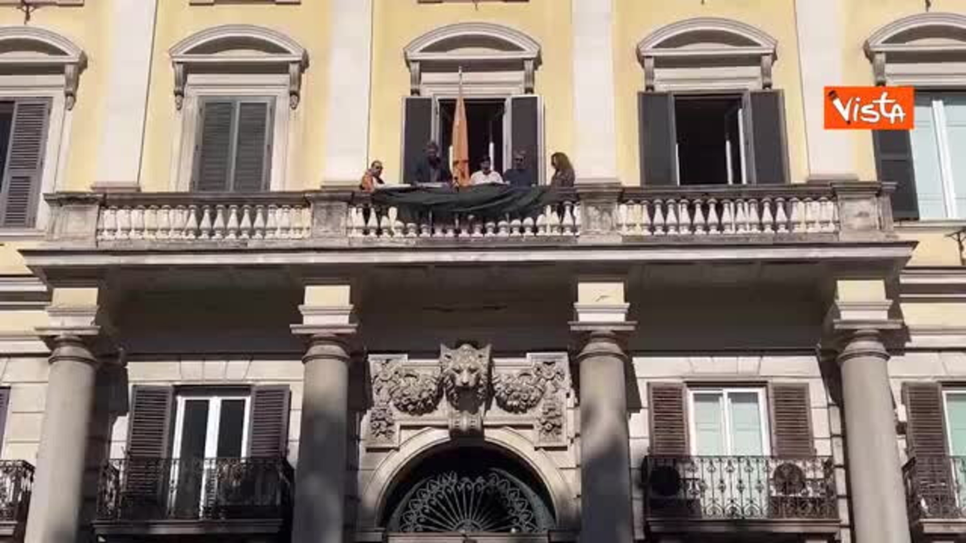 +Europa srotola grande foto di Emma Bonino dal balcone della sede a un mese dalla scomparsa