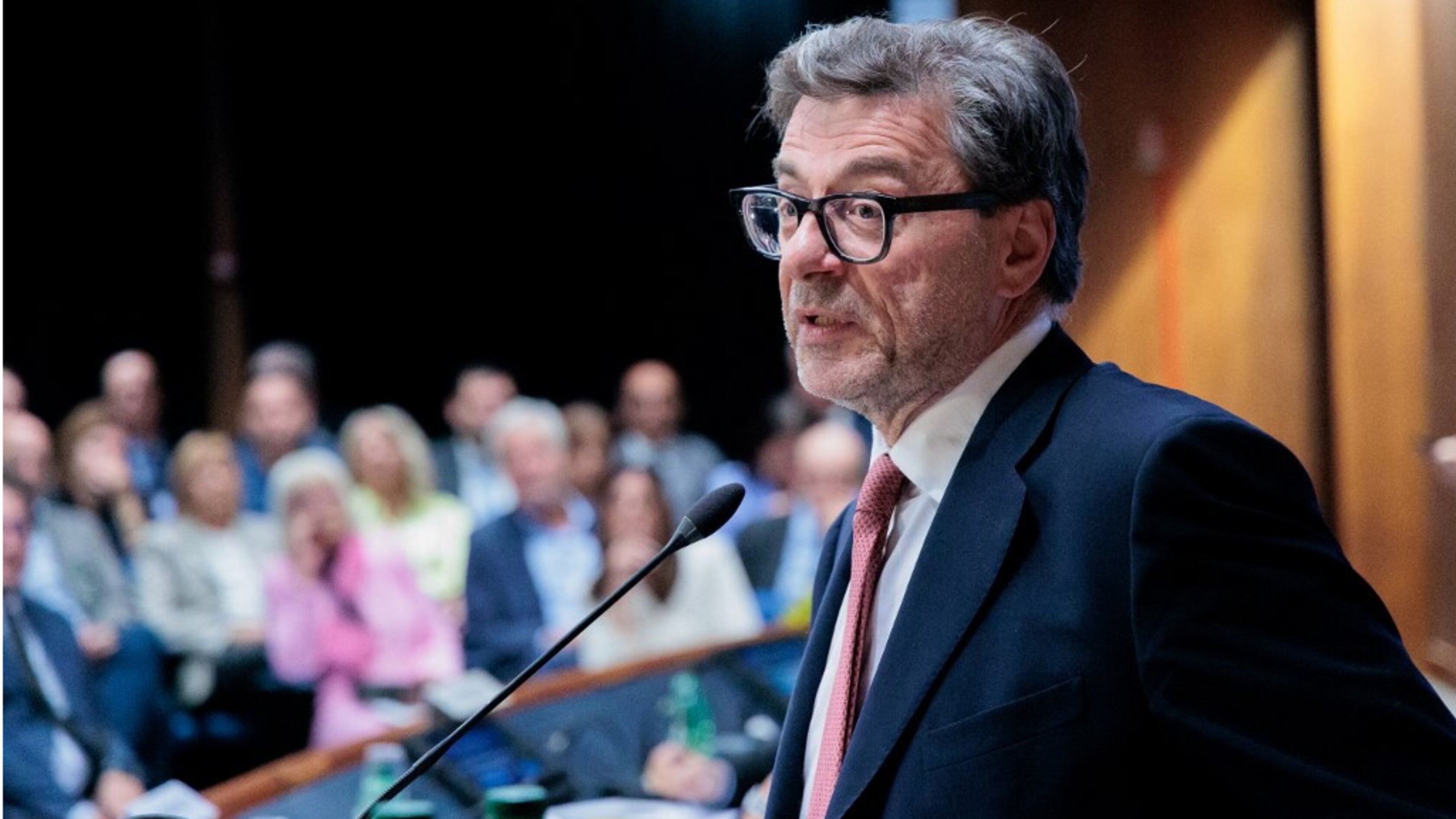 Giorgetti: prudenza e credibilità per la manovra, attenzione al debito