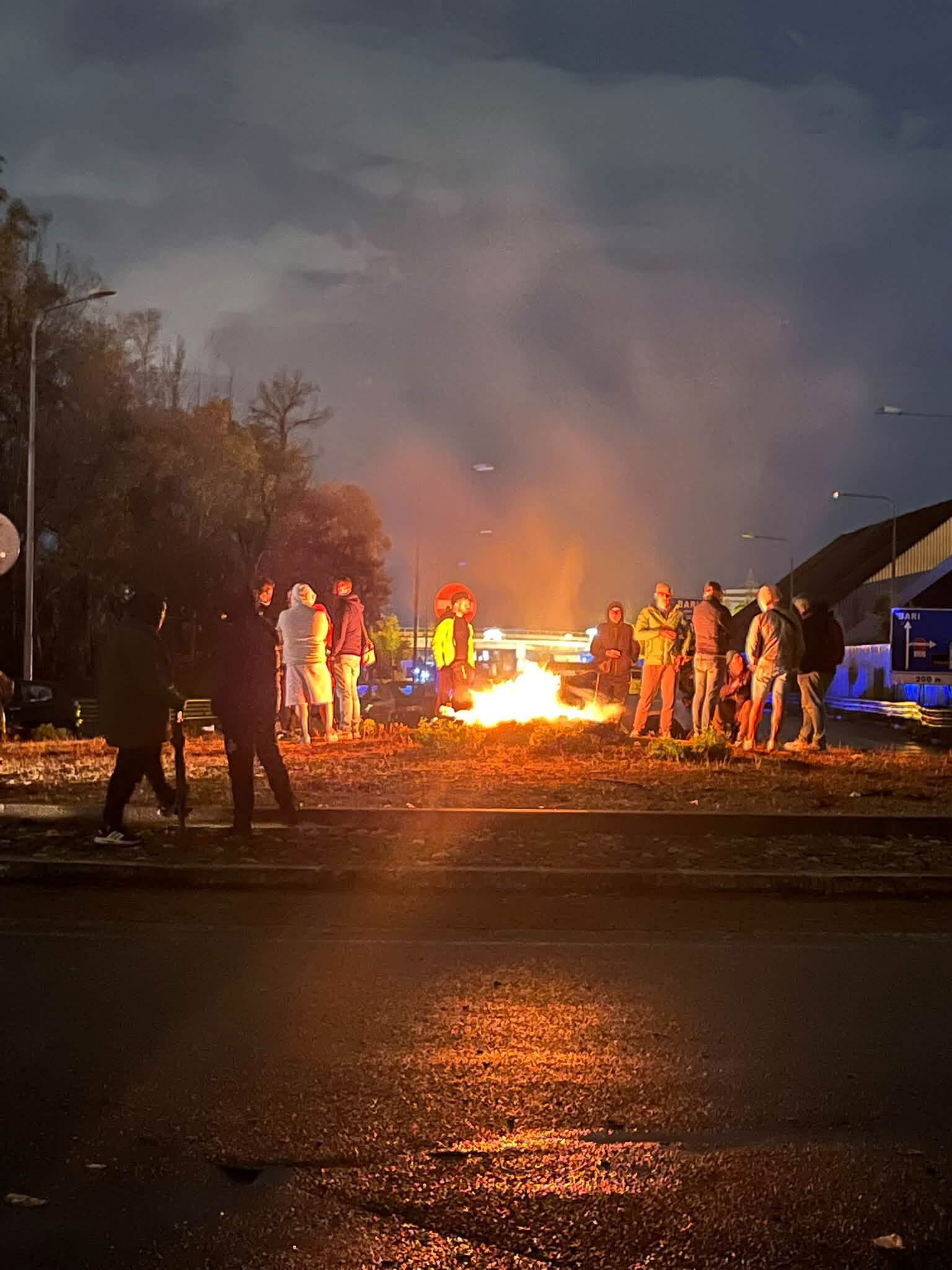 Notte di protesta per i lavoratori dell'ex Ilva di Taranto