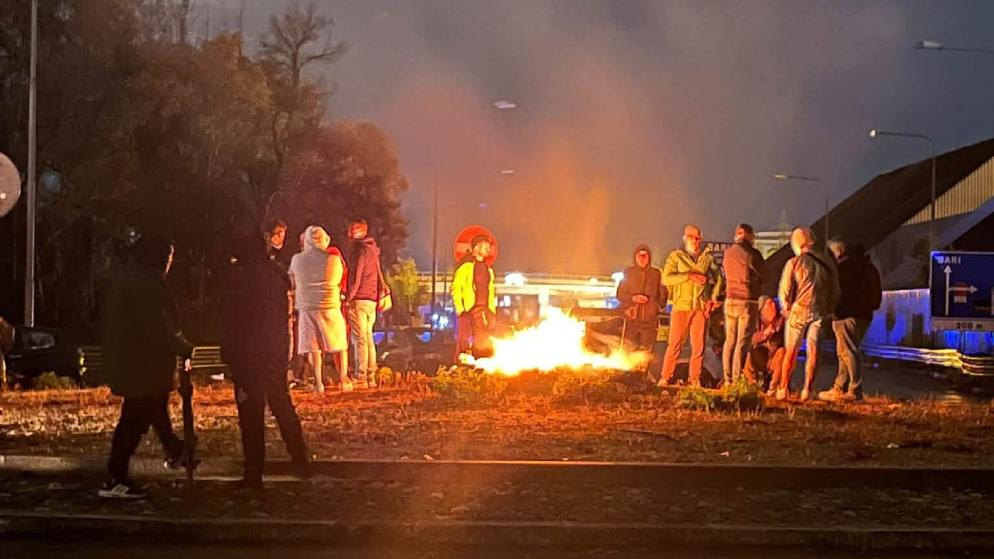 Notte di protesta per i lavoratori dell'ex Ilva di Taranto