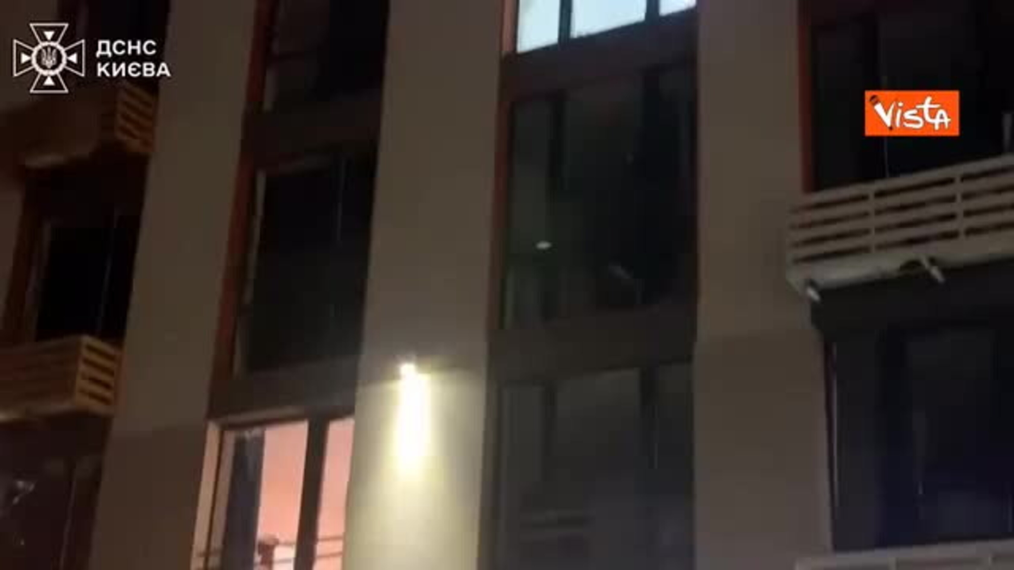 Esercito russo colpisce palazzo a Kiev con un drone, le immagini dopo l'esplosione