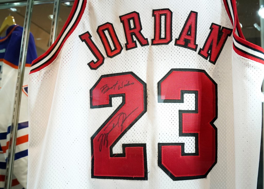 Michael Jordan, la maglia “Last Dance” venduta per 14 milioni di dollari: record per il basket