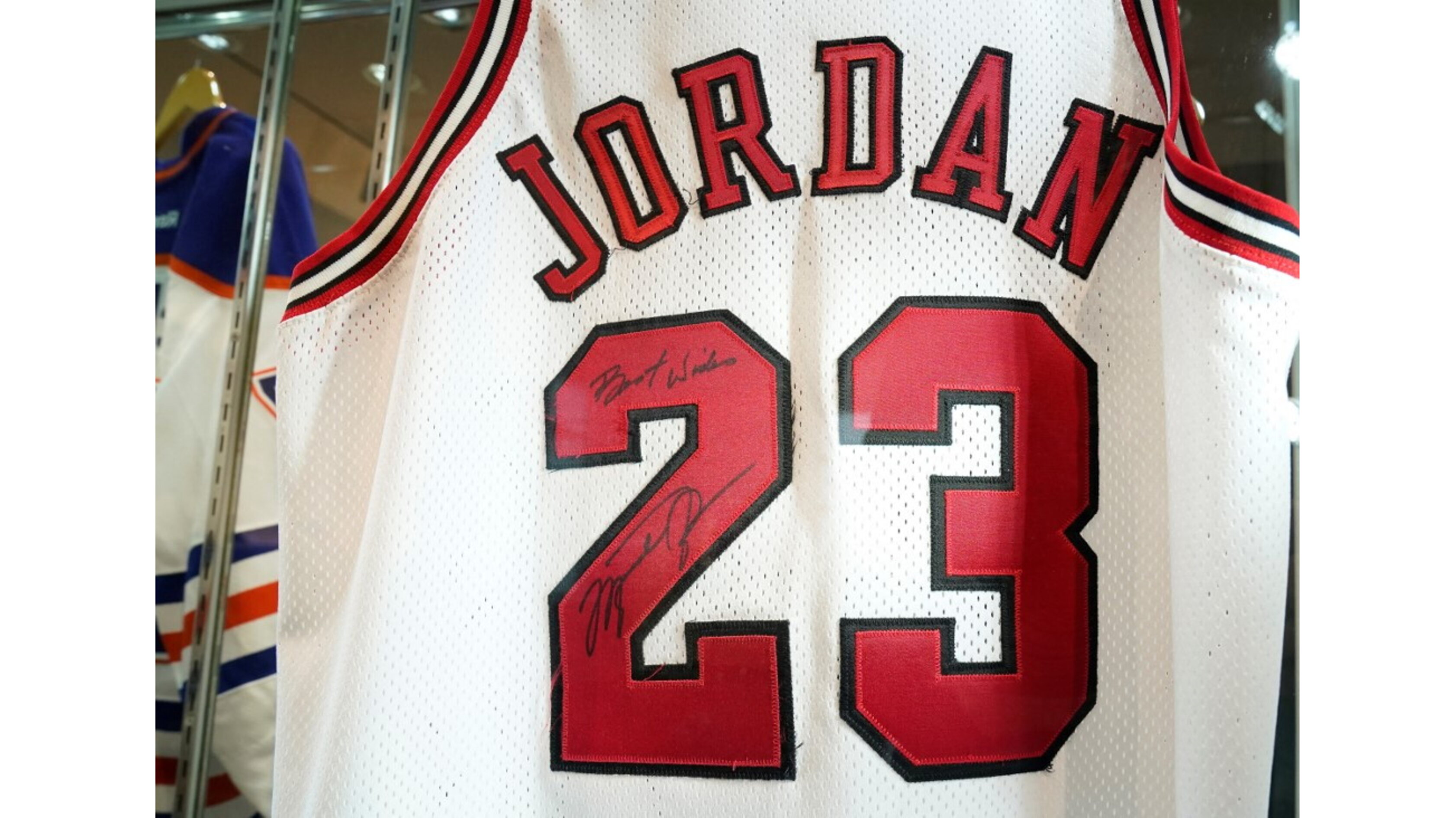 Michael Jordan, la maglia “Last Dance” venduta per 14 milioni di dollari: record per il basket