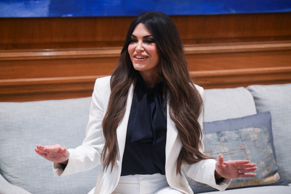 Kimberly Guilfoyle non è più ambasciatrice Usa in Grecia. La Casa Bianca: "Le abbiamo chie...