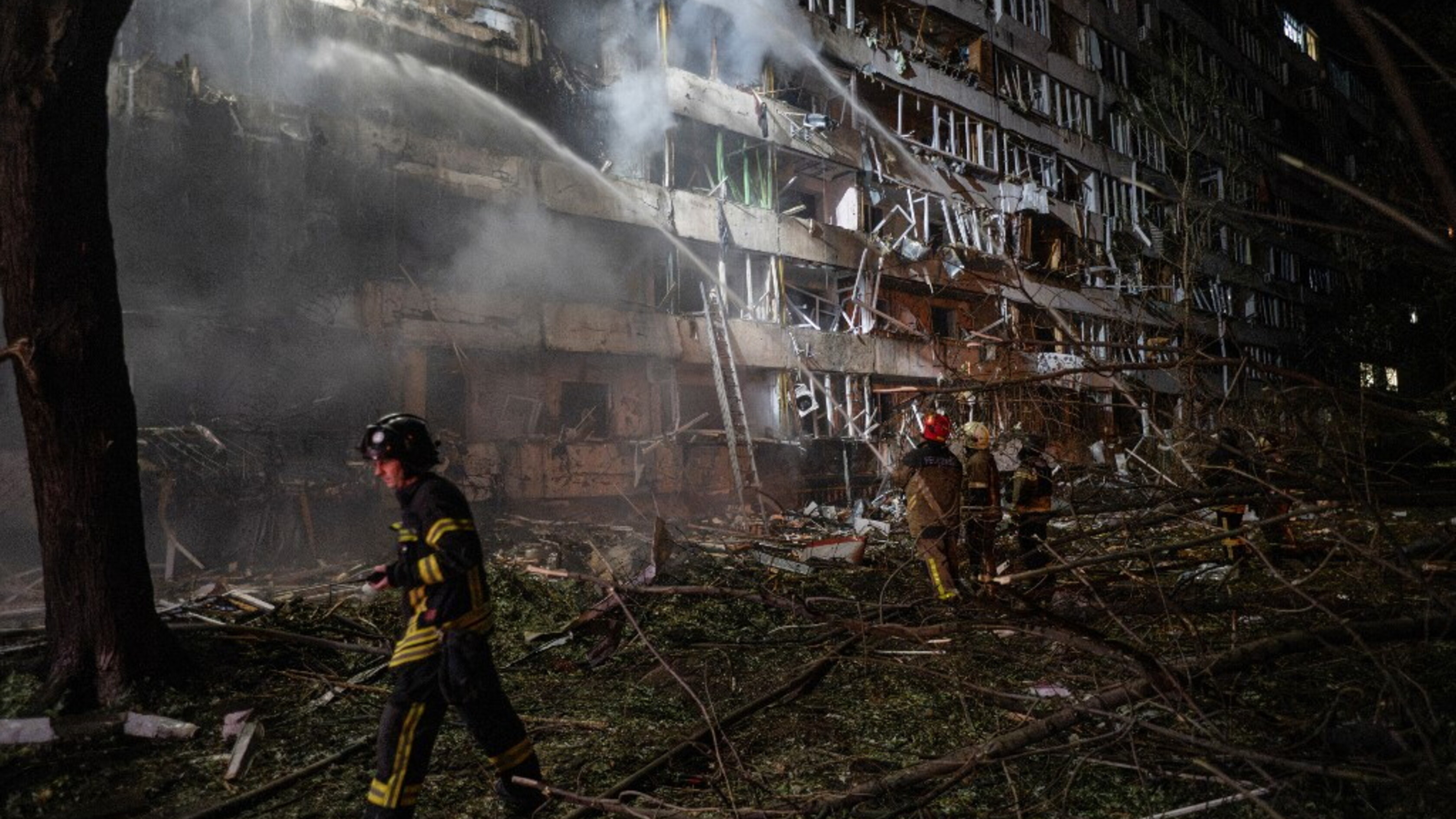 Attacco russo su Kiev: tre morti e blackout. Zelensky: disprezzo verso gli Usa