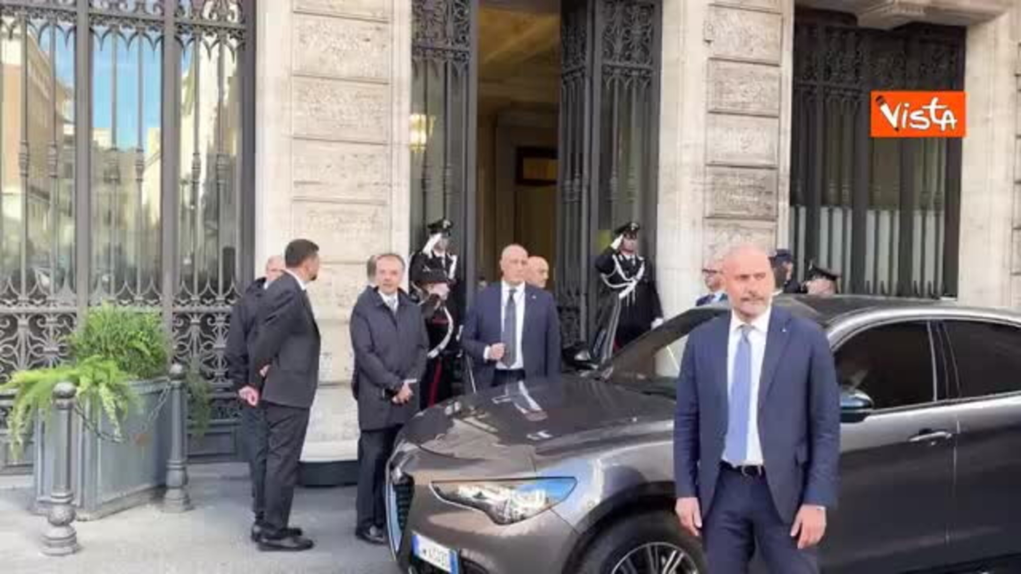 Romeo (Lega) si mette tra i cronisti fuori al Senato, Meloni: Ma che sei passato con la concorrenza?