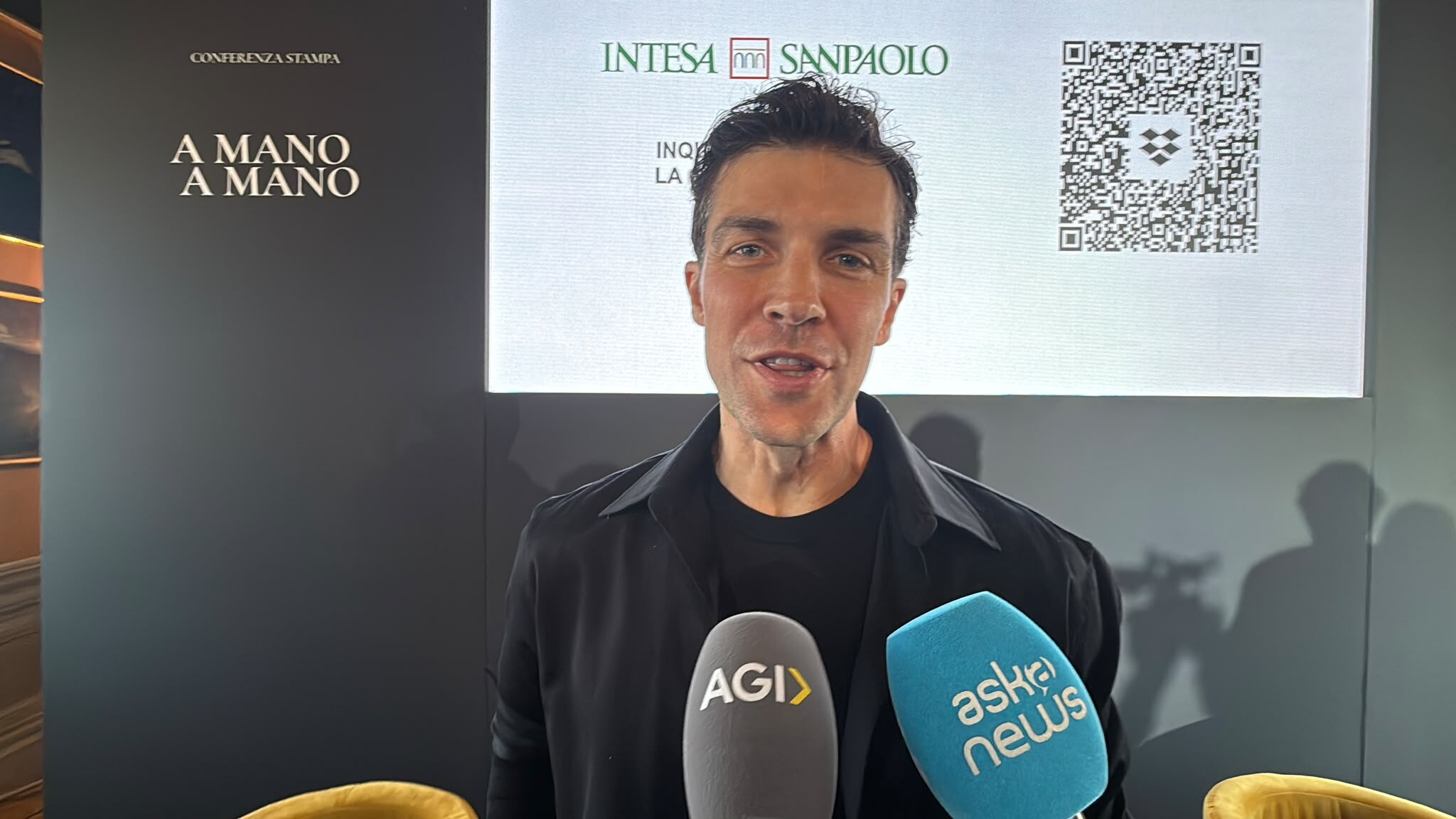 Roberto Bolle: "Prendersi per mano oggi è un gesto rivoluzionario"