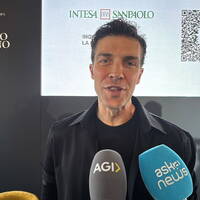 Roberto Bolle: "Prendersi per mano oggi è un gesto rivoluzionario"
