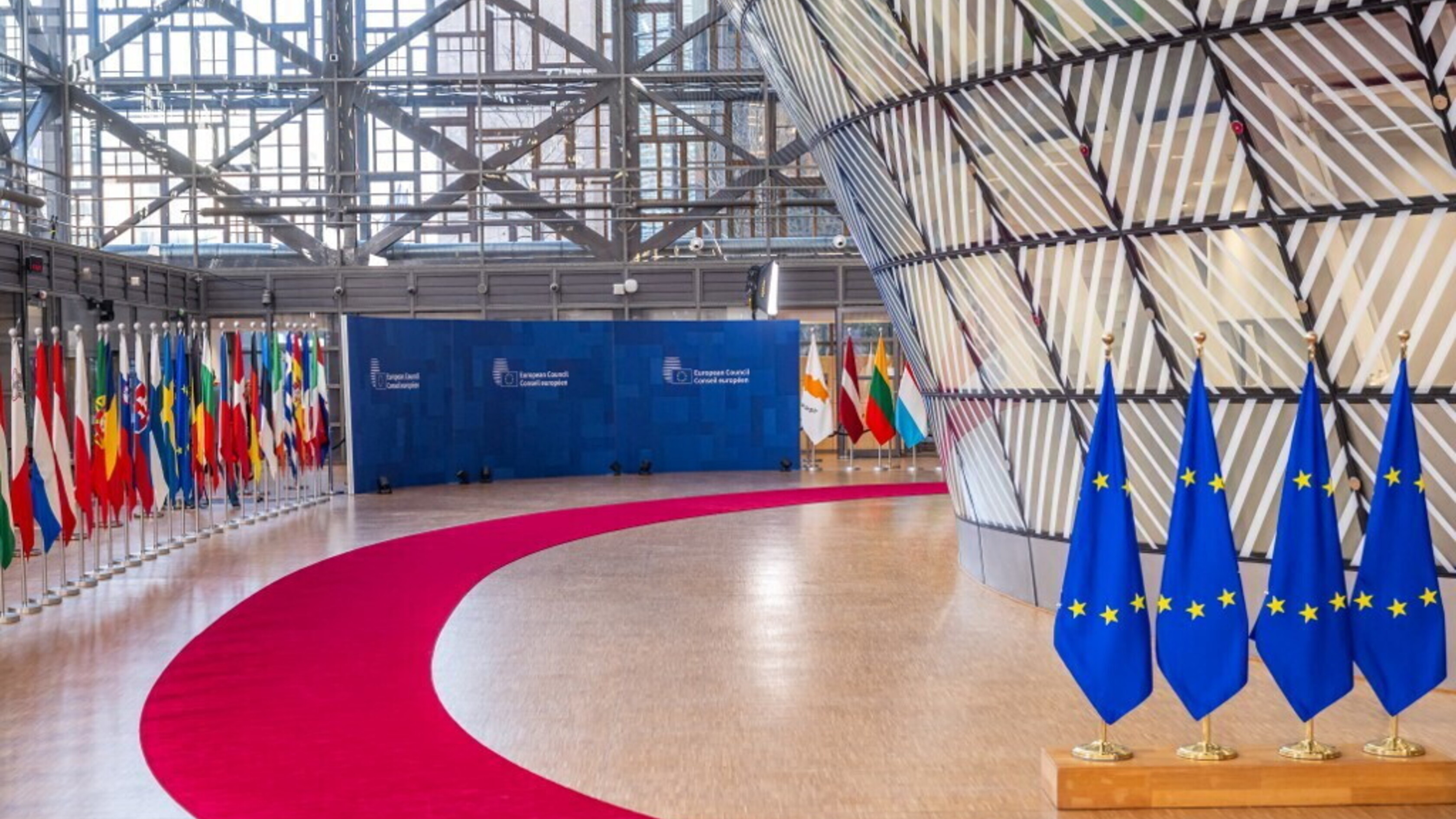 Meloni: "Rischiosa l'intesa di Trump sul gasolio russo". Poi il Consiglio europeo