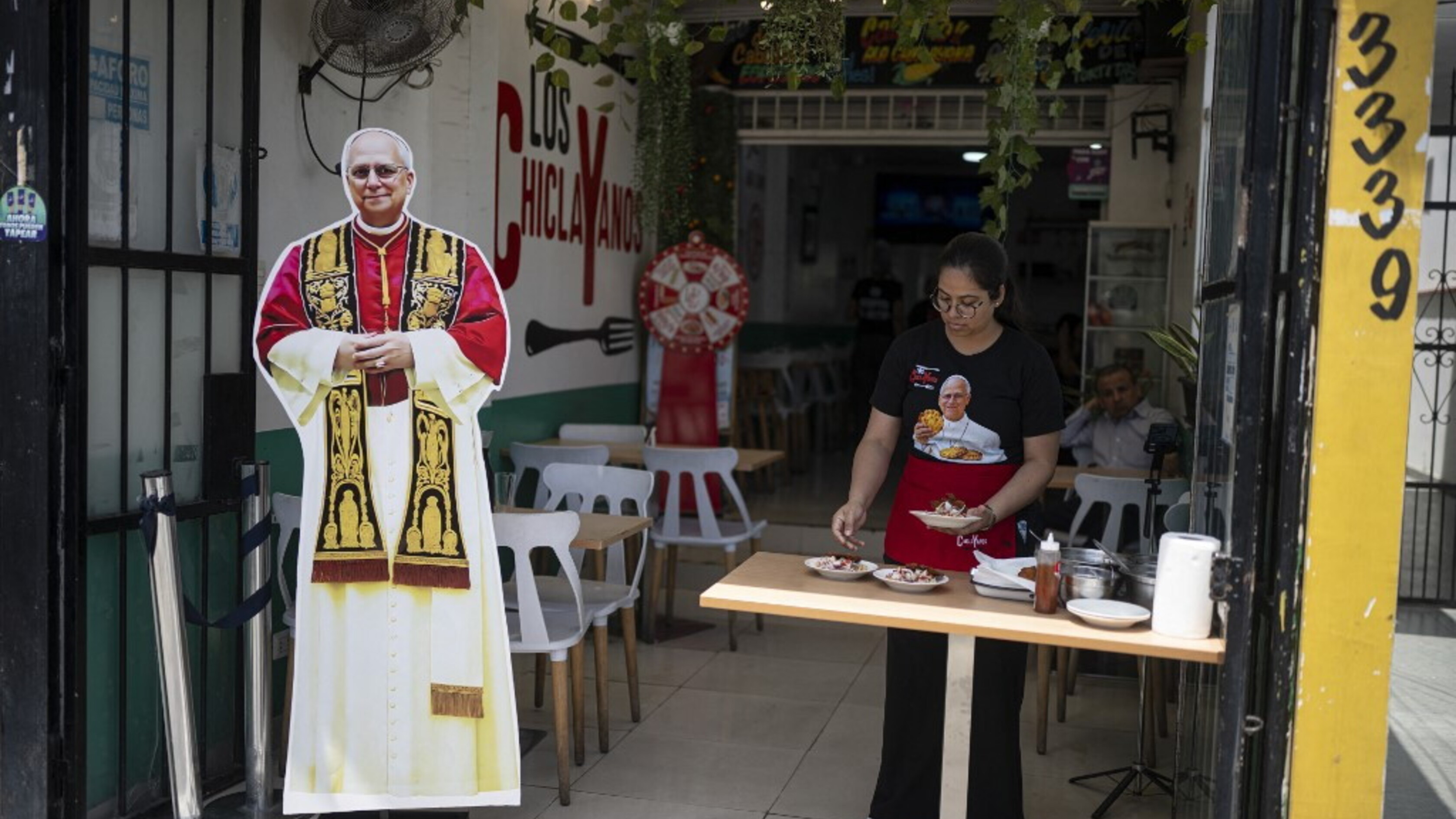 Papa Leone, decorso regolare dopo l'operazione: si è alzato e ha concelebrato messa