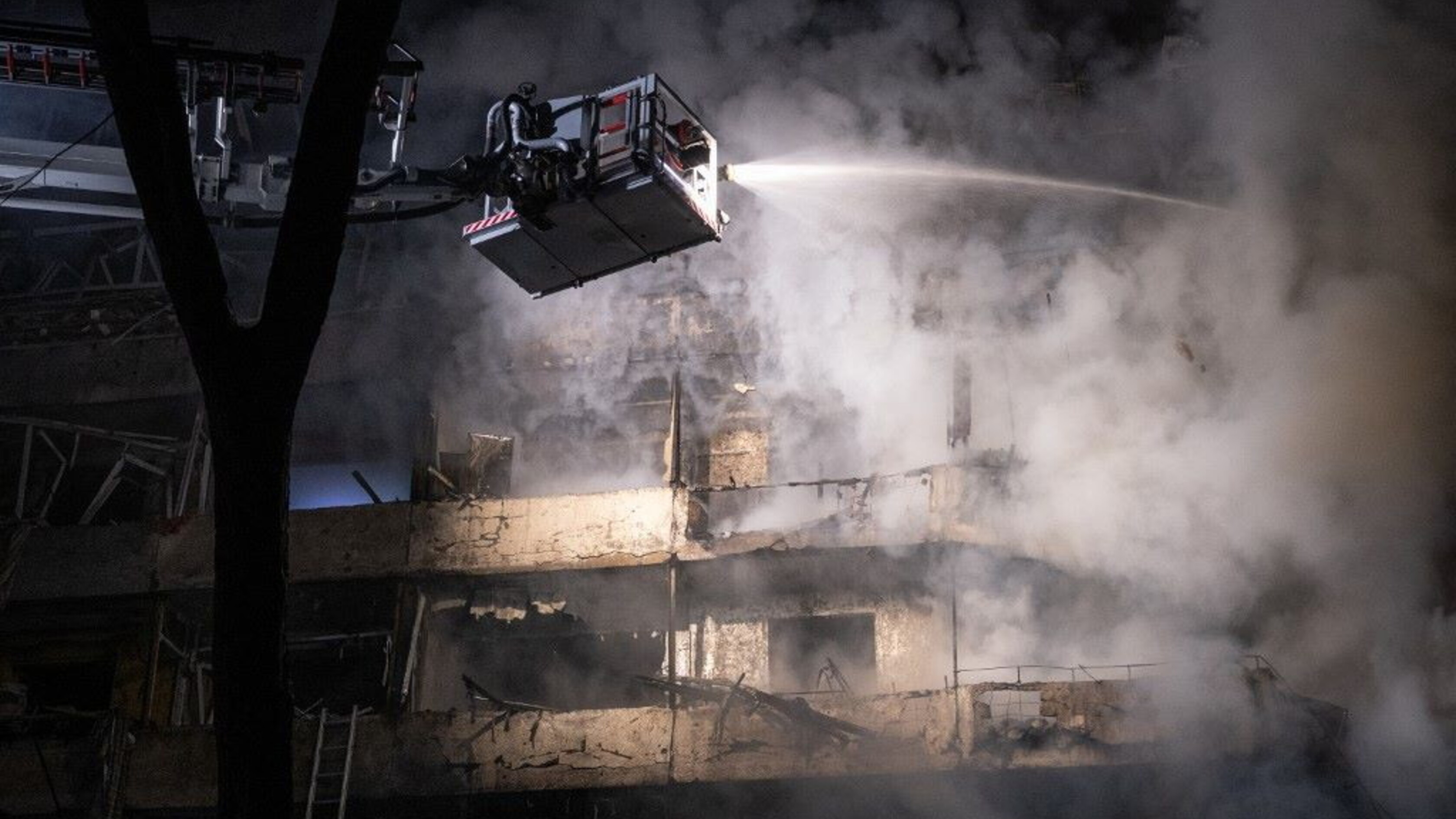 Mosca bombarda Kiev e centrali elettriche: raid anche su Kharkiv e nell'ovest dell'Ucraina