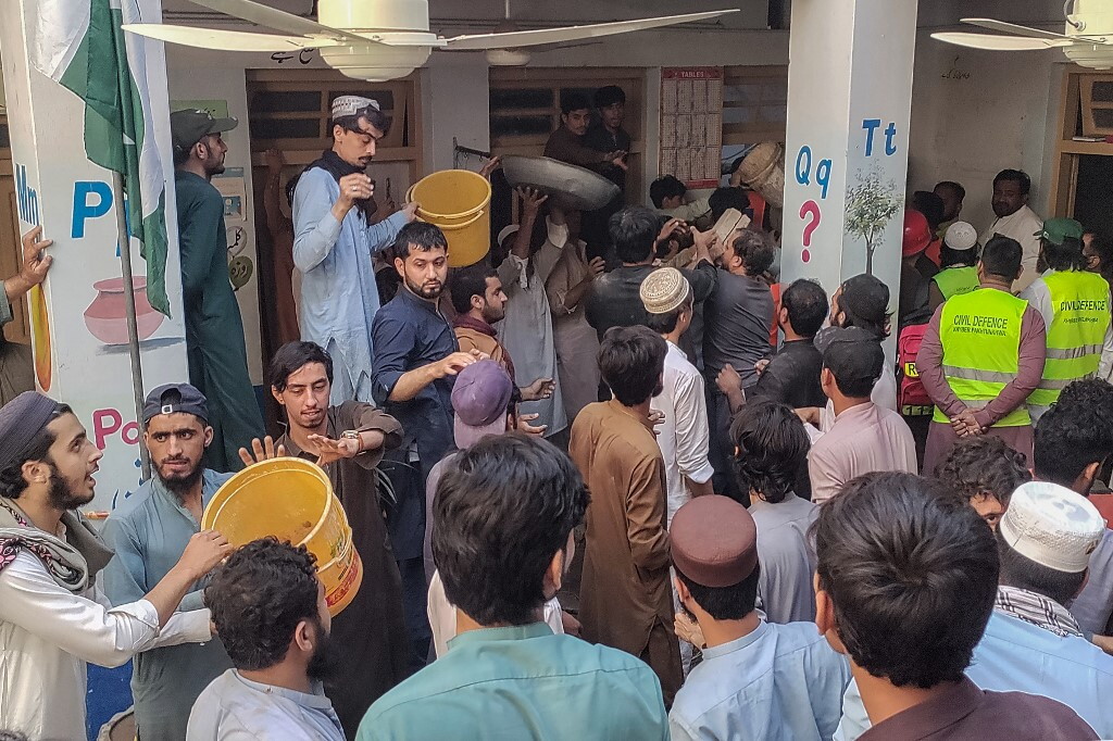 Crolla il tetto di una scuola, almeno 27 studenti morti a Peshawar