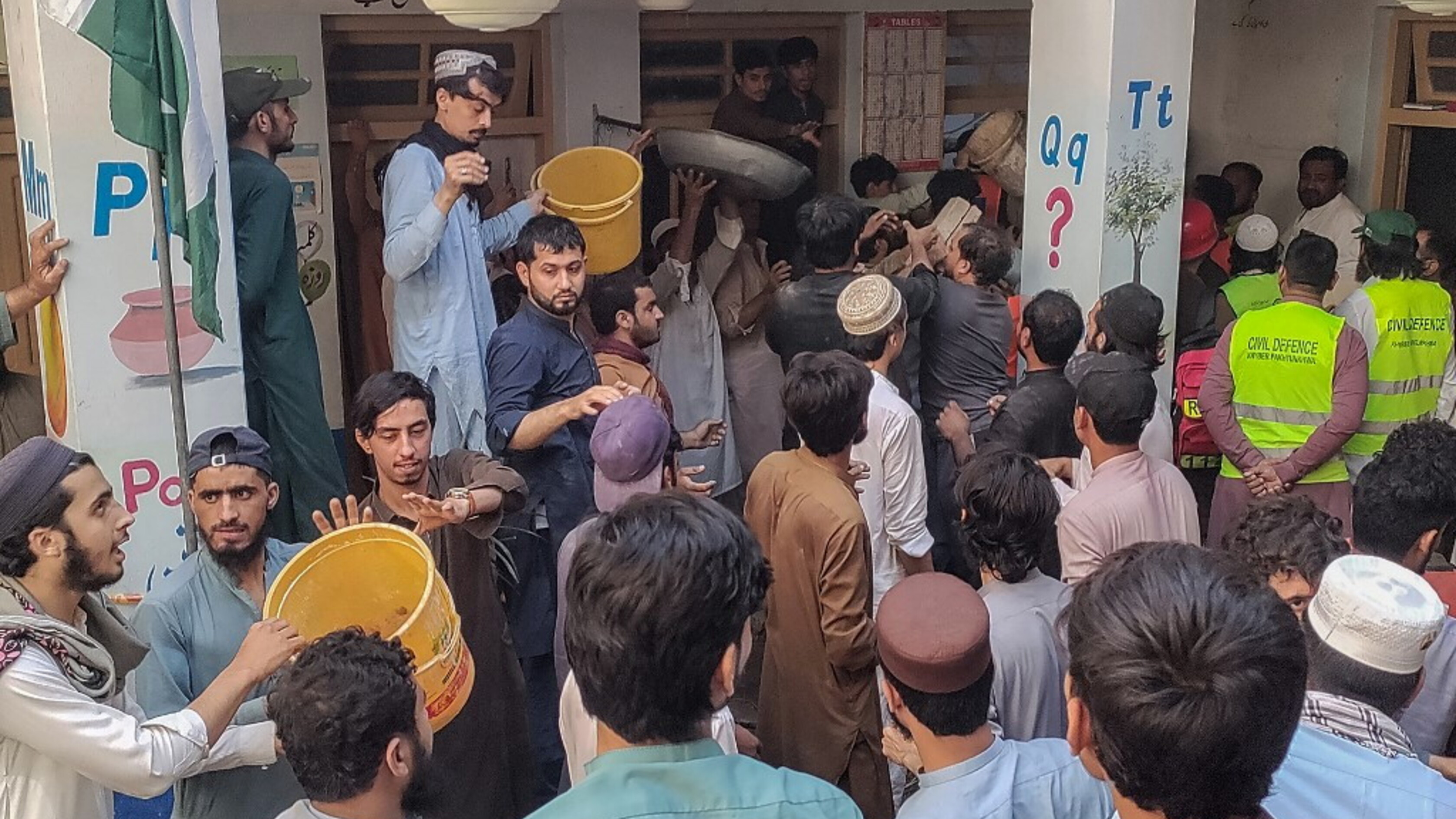 Pakistan, crolla il tetto di una scuola a Peshawar: 28 morti