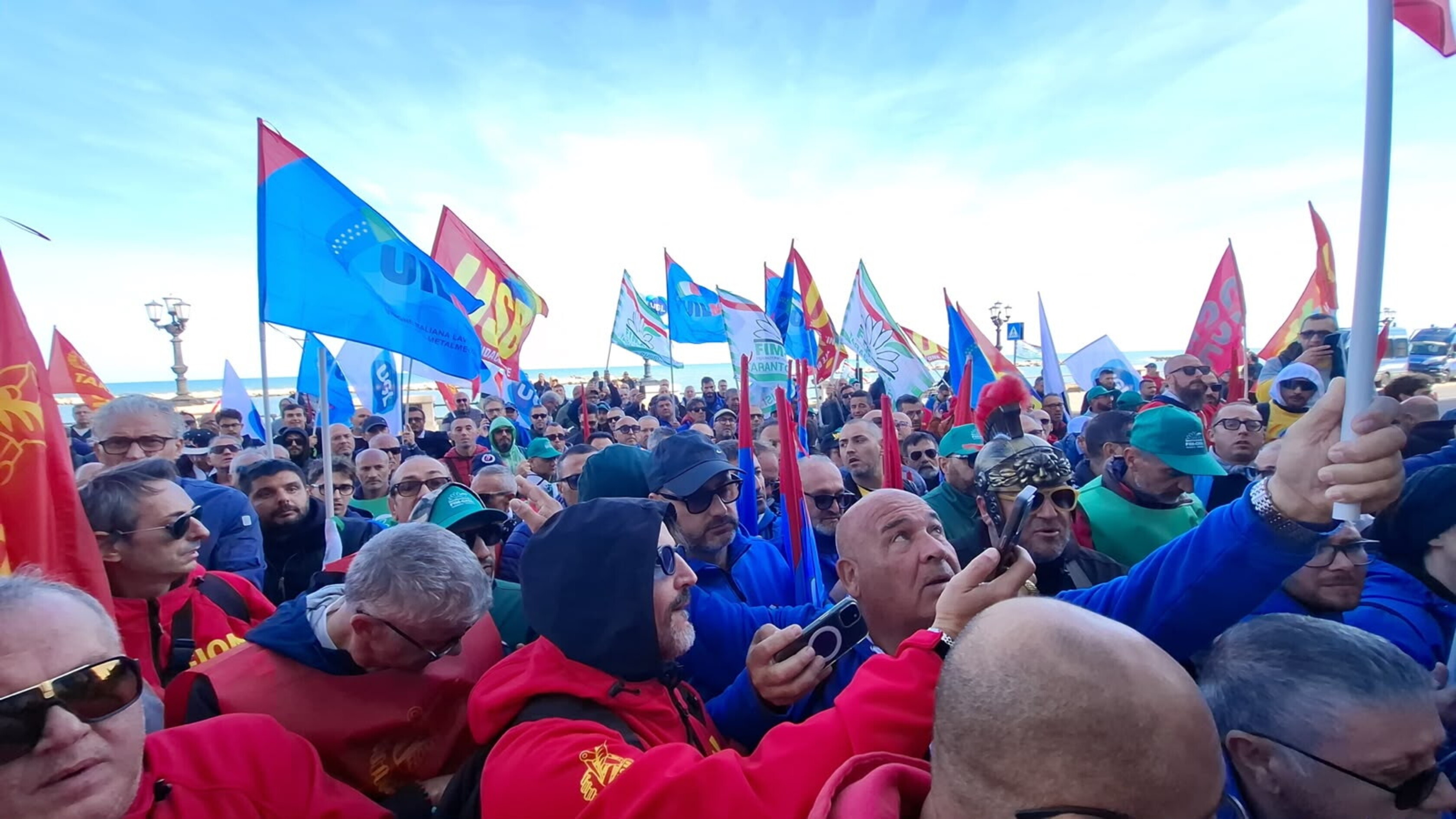 Ex Ilva, i lavoratori alla quarta giornata di sciopero a Taranto. Oggi l'incontro in Regione