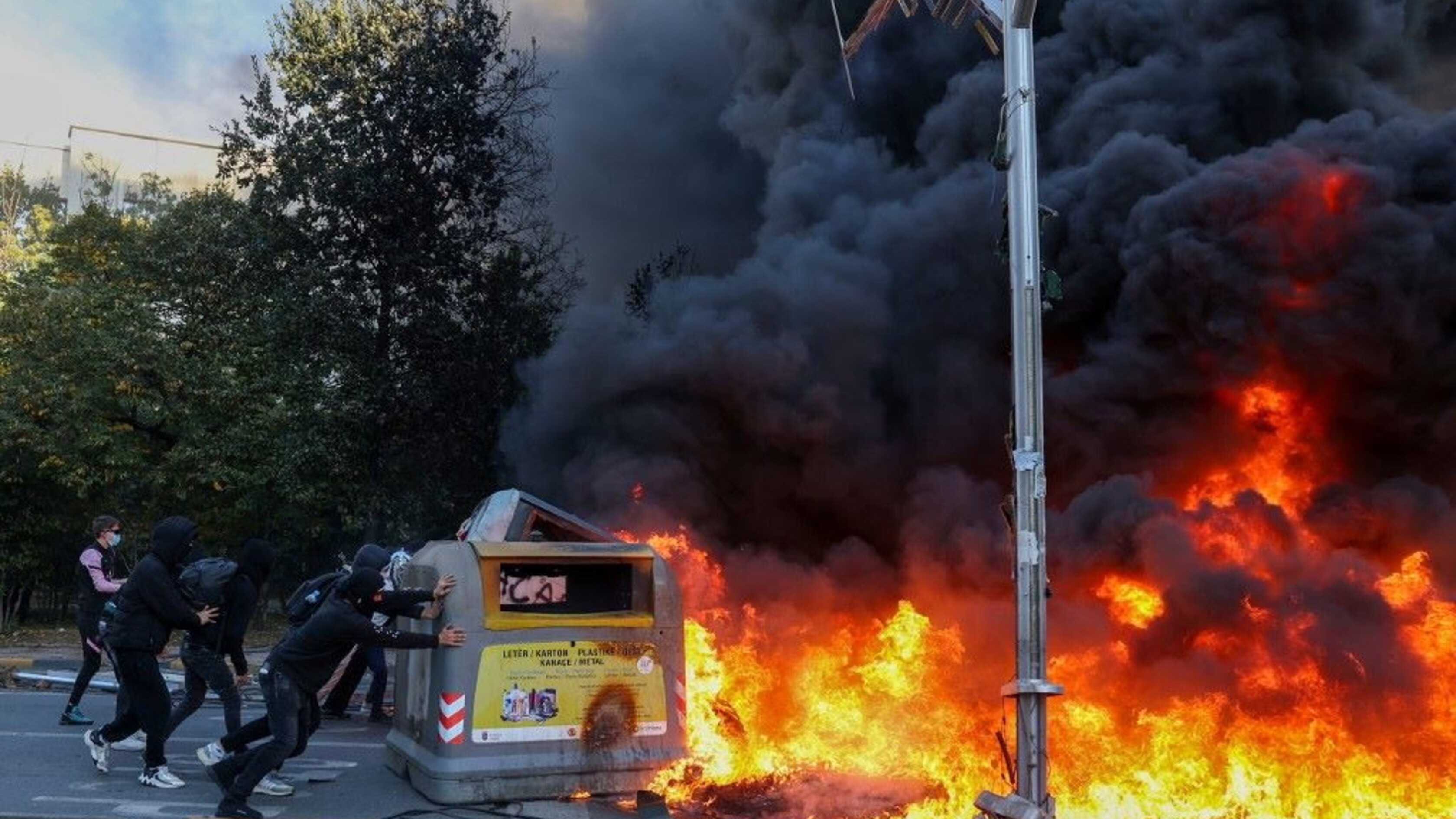 Albania, proteste a Tirana: scontri e vetrine sfondate, Rama accusa l'opposizione