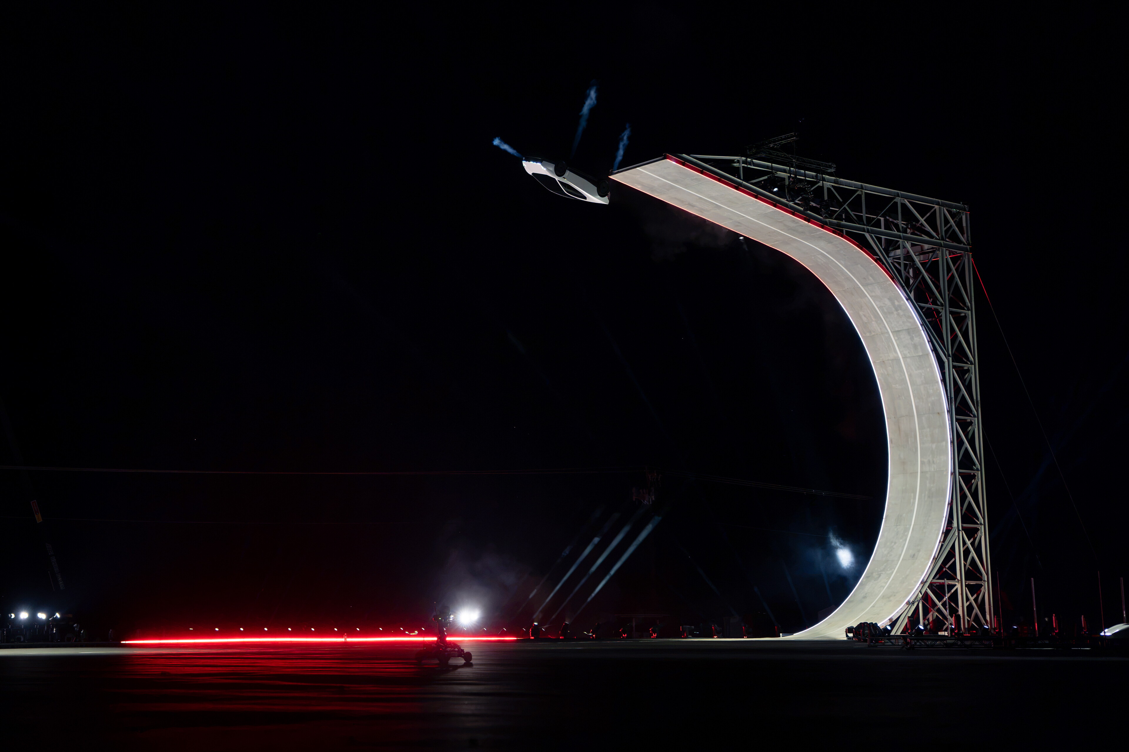 Musk svela la Tesla che vola: retrorazzi SpaceX e acrobazie (GUARDA IL VIDEO)