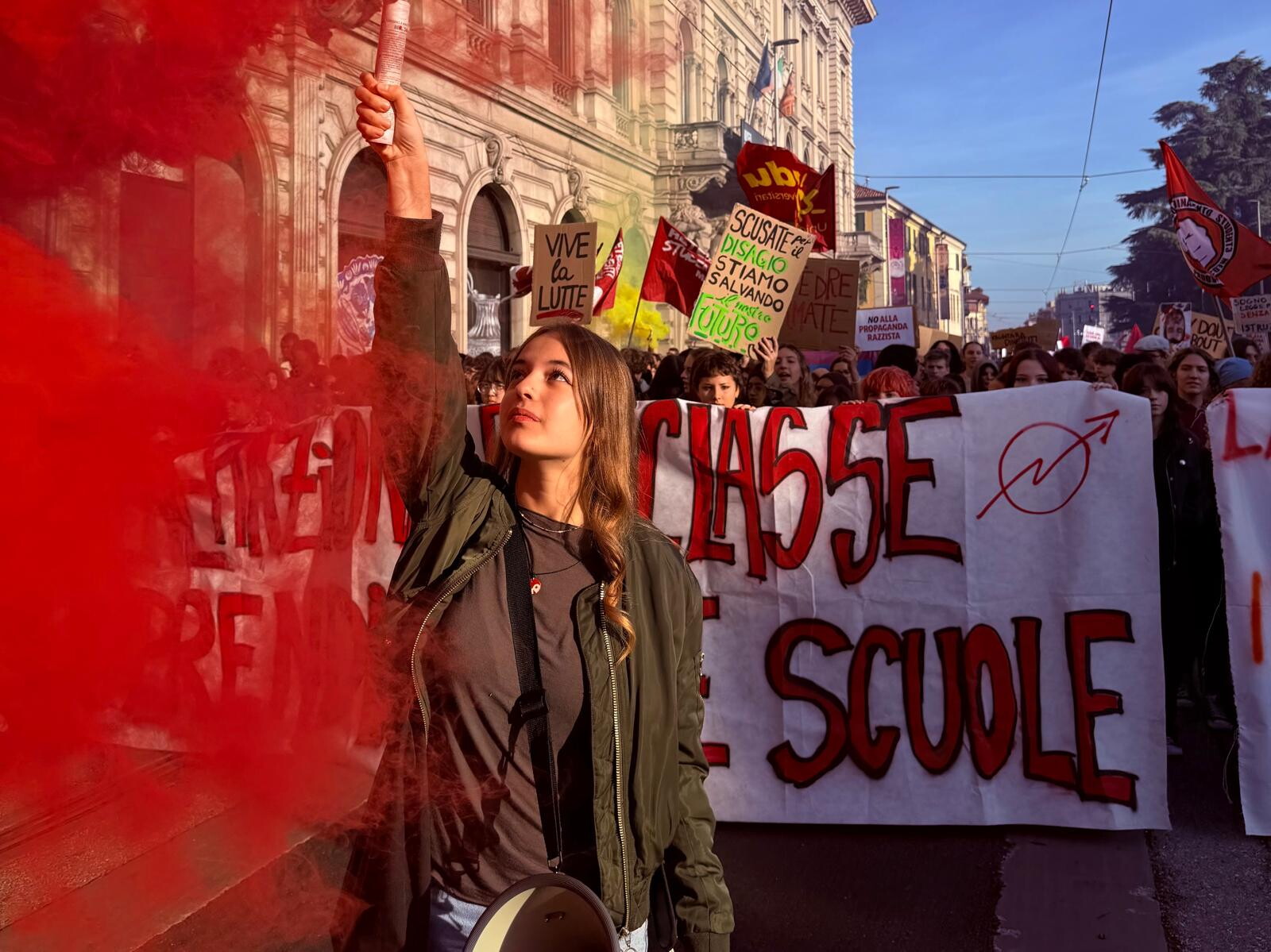 La rabbia degli studenti accende le piazze: ragazzi incappucciati e tensione con gli agenti [VIDEO]