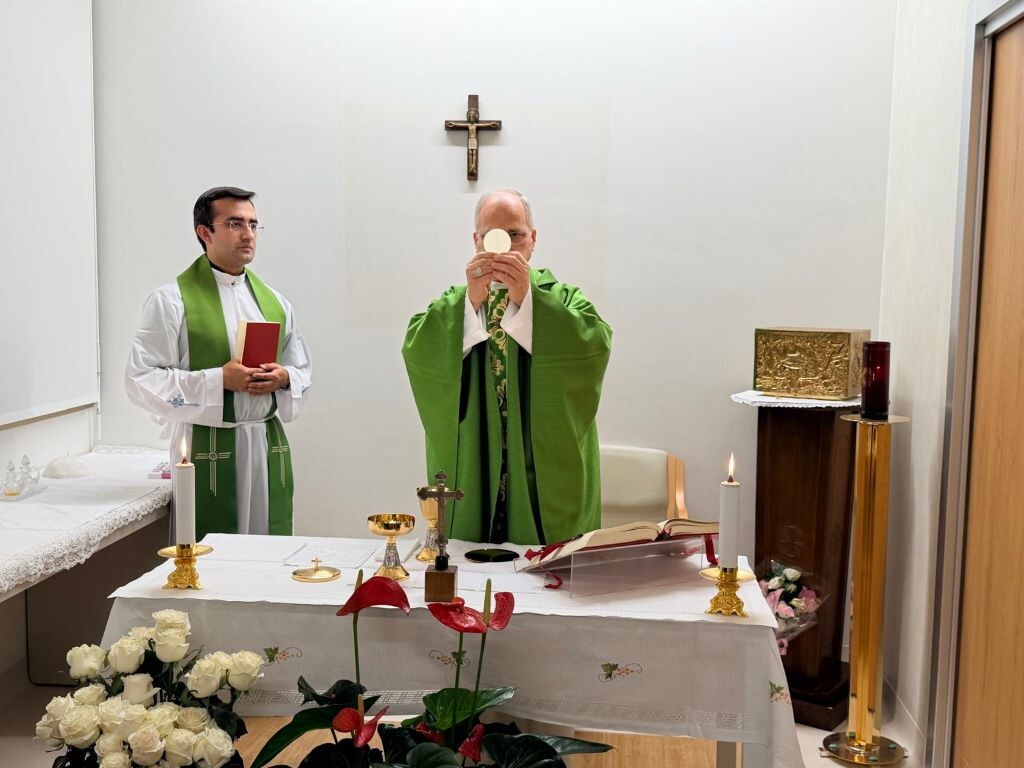 Il Papa in recupero celebra la messa al Gemelli, diffuse le prime foto dopo il ricovero