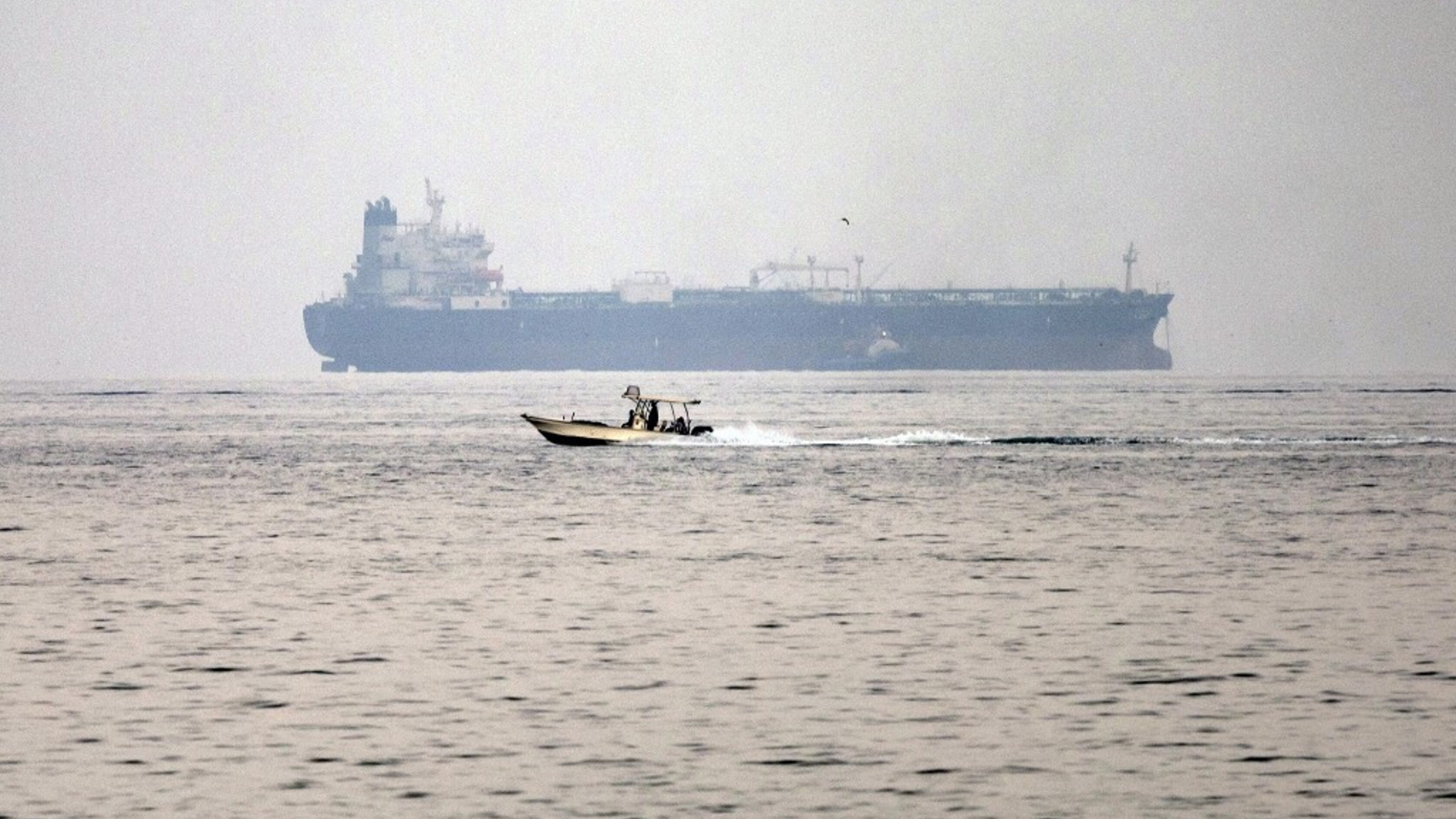 Superpetroliera urta una mina nello Stretto di Hormuz: incendio a bordo