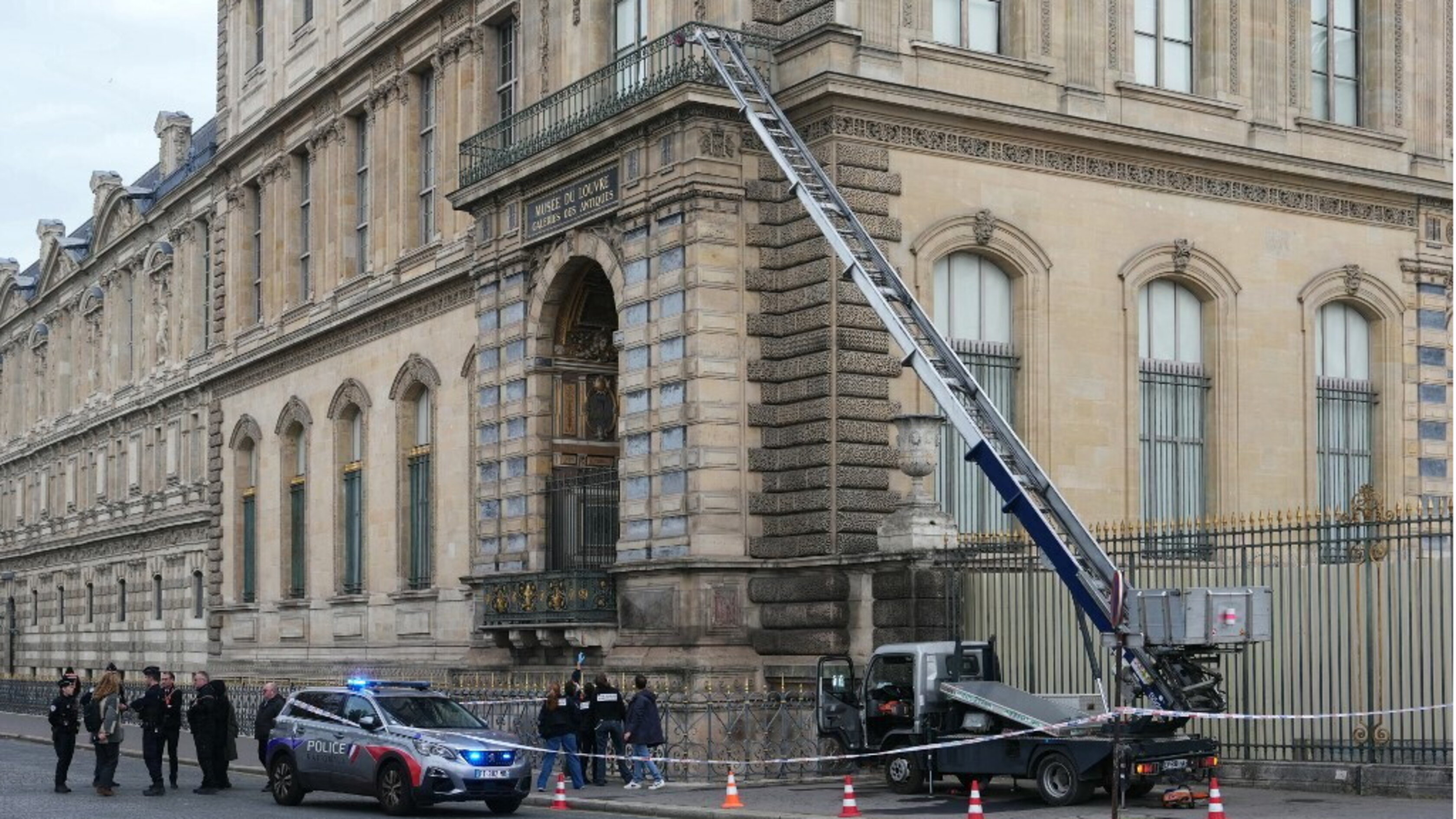 Un anno fa il colpo al Louvre. Dei gioielli trafugati nessuna traccia