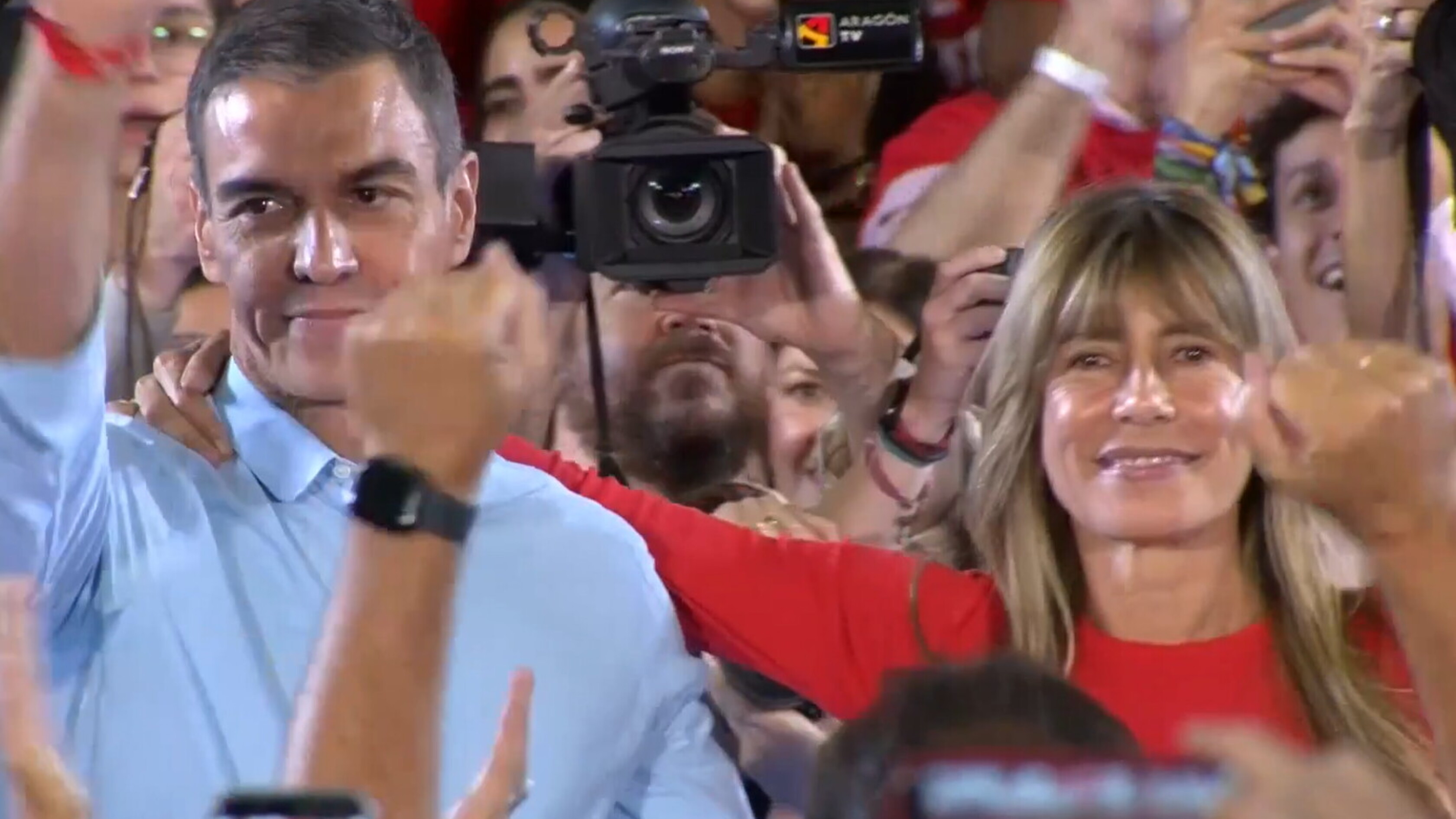 Sánchez al comizio con la moglie Begoña: "Hanno cercato di spezzarci, oggi siamo più uniti"