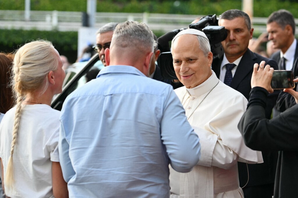 Papa Leone dimesso dal Gemelli: il ritorno in Vaticano tra gli applausi dei fedeli