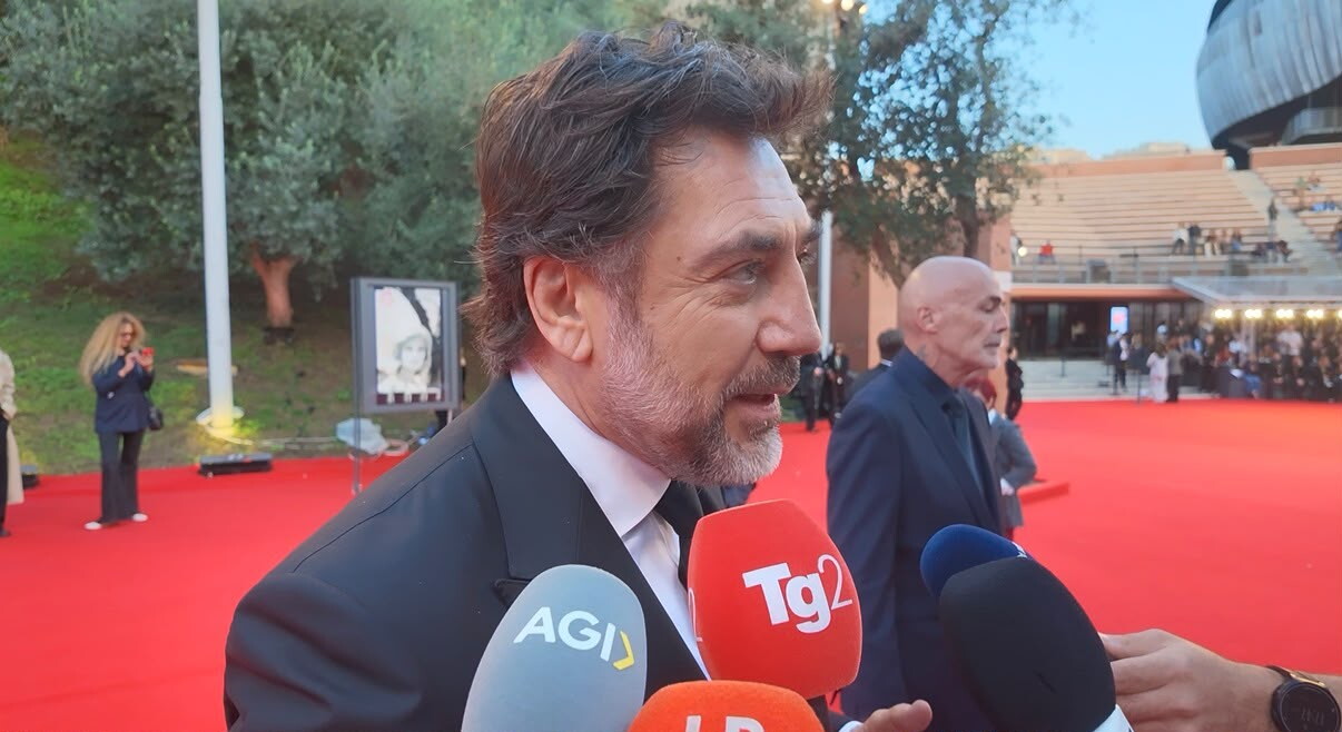Javier Bardem regista in futuro? La risposta al veleno: "I registi sono pazzi"