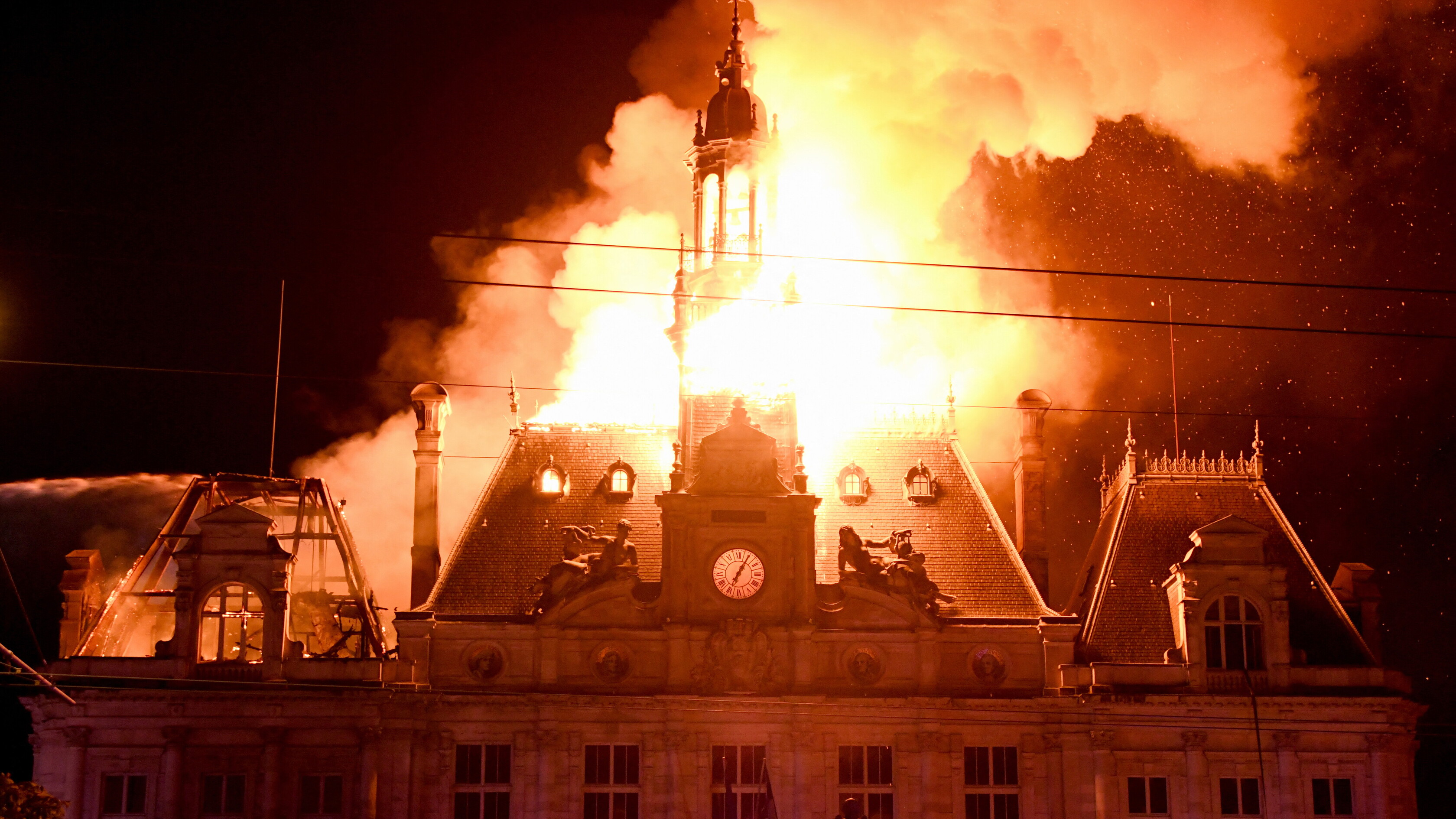 Proteste in Francia contro il carovita: scontri, fermati e municipio di Limoges in fiamme