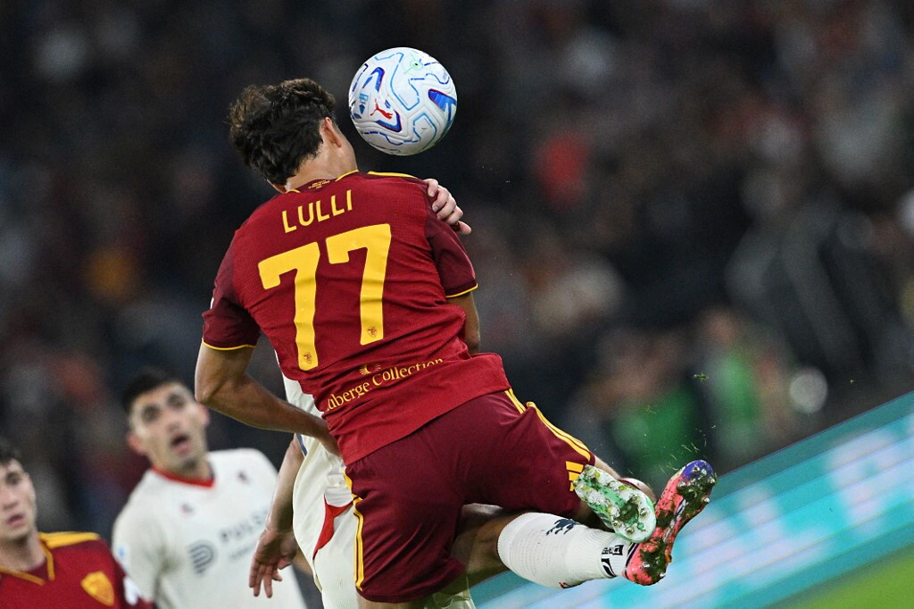 La Roma batte il Genoa, decidono Castro e Lulli. Giallorossi a -2 dall'Inter