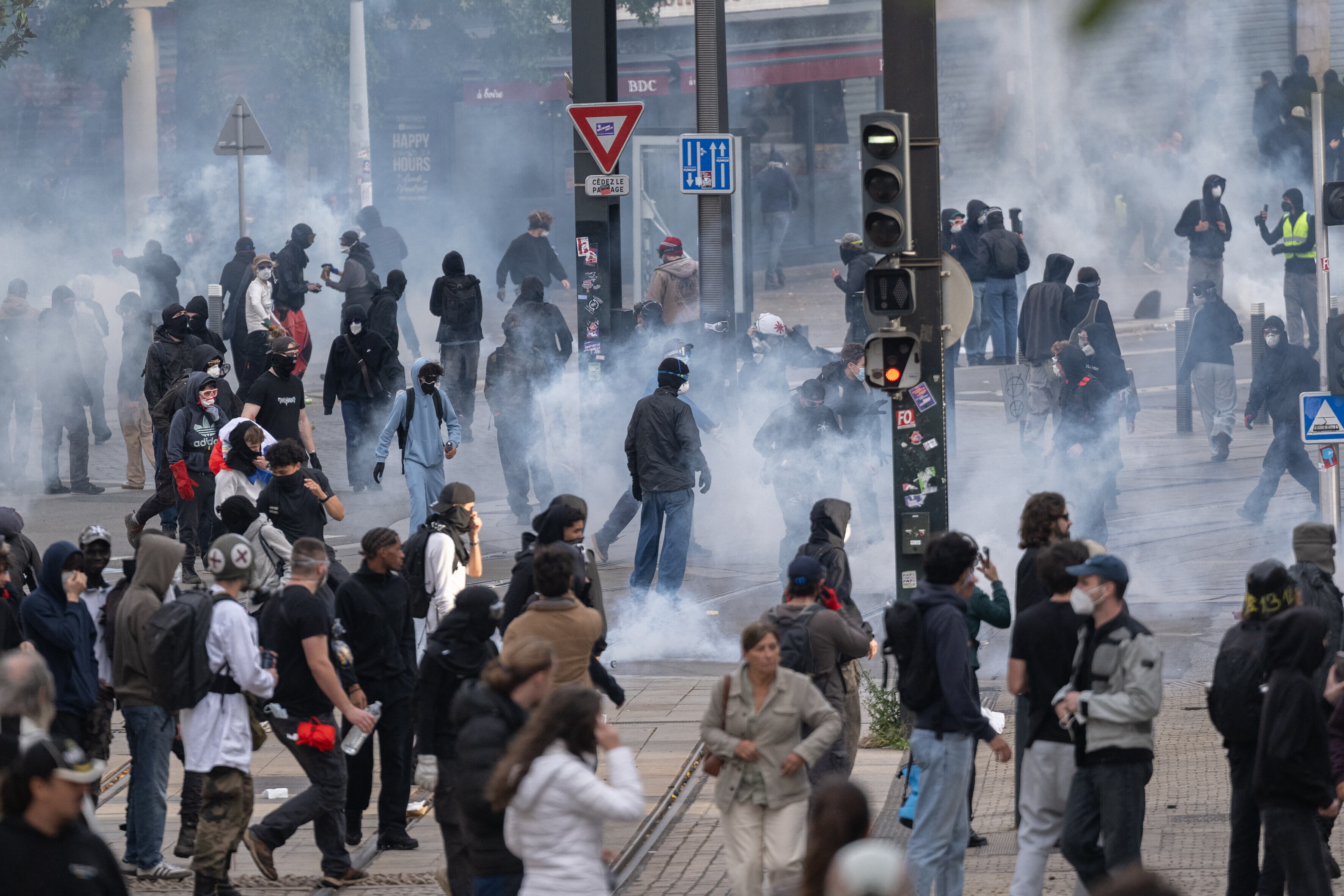 Carovita, 2.400 fermi in Francia dopo le violenze. Morto un manifestante, una 17enne ha pe...