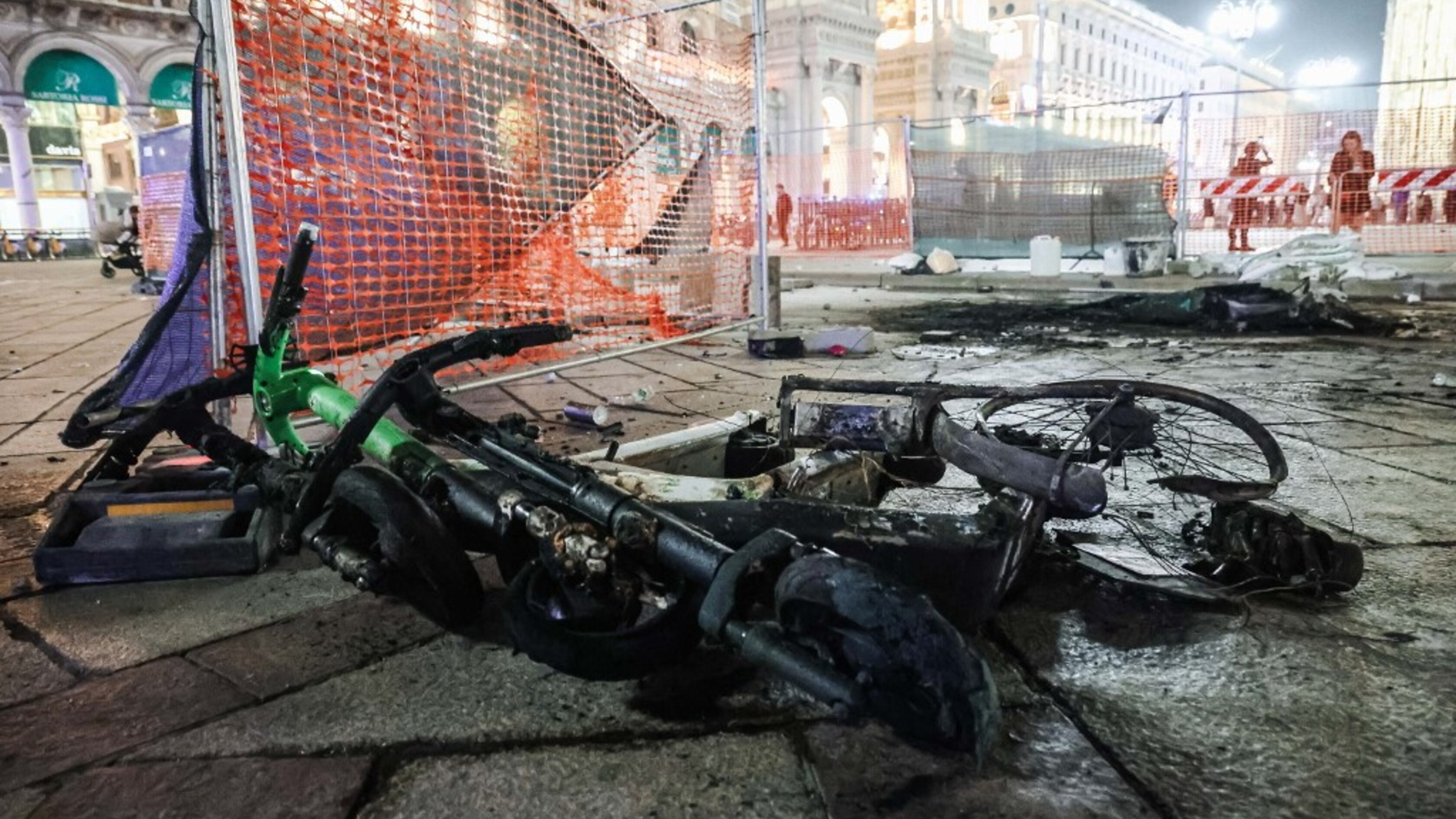 Scontri a Milano, Bologna e Torino: guerriglia urbana e negozi saccheggiati