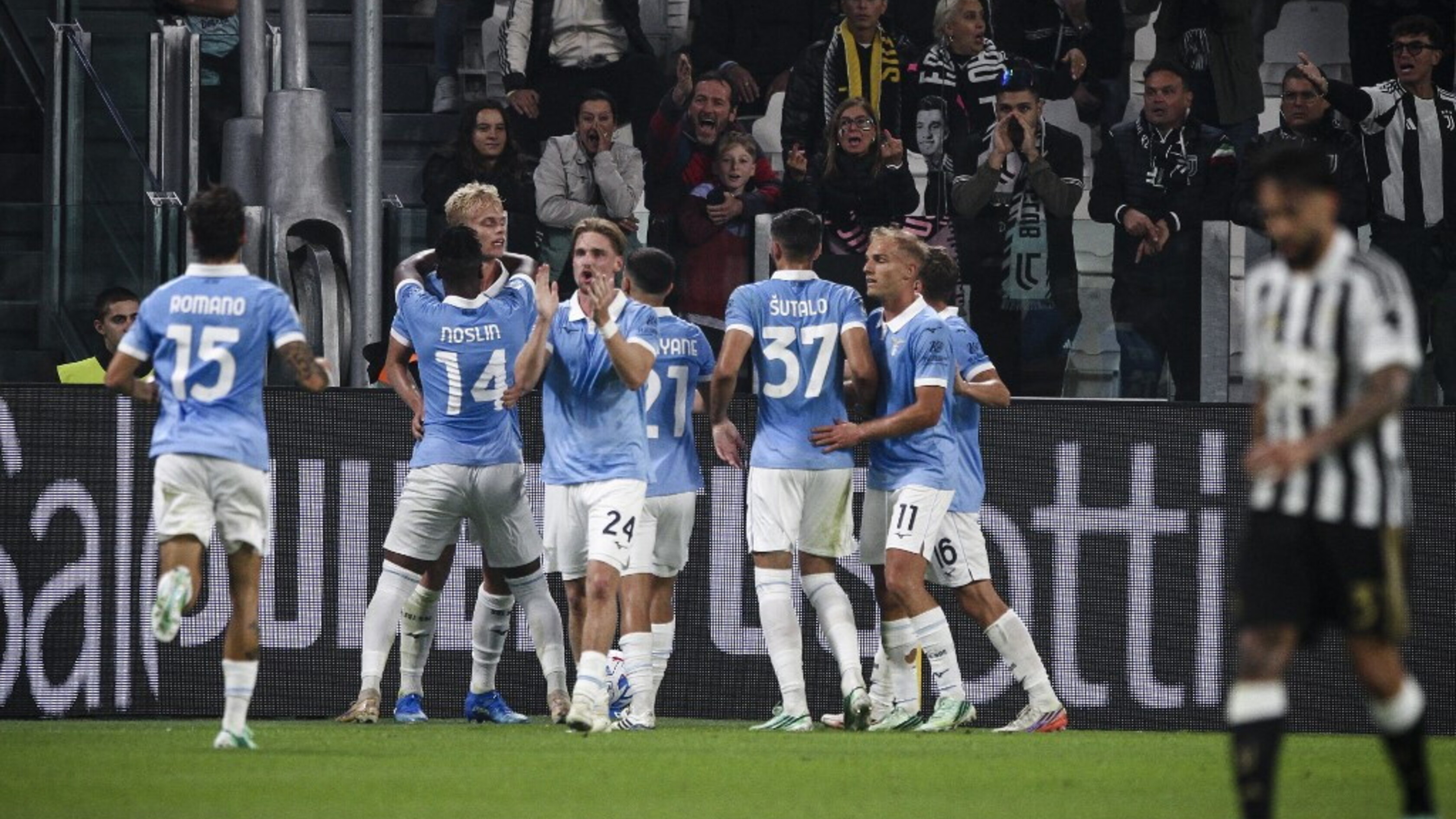 La Lazio travolge la Juventus 3-0 e aggancia l'Inter in vetta