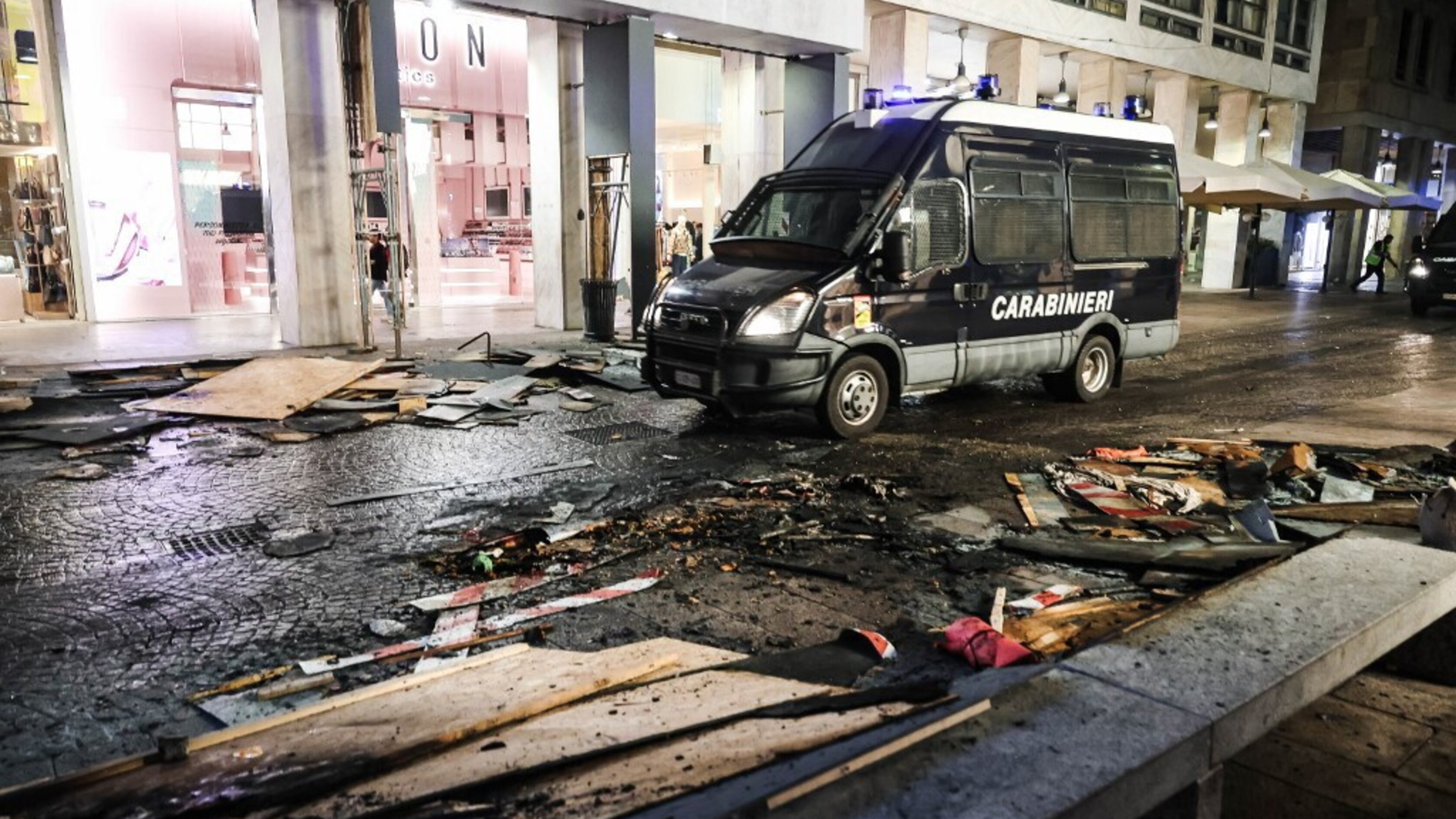 Milano, pm chiede carcere per 5 arrestati; Mattarella: violenze inaccettabili