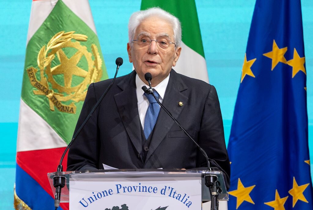 Cortei. Mattarella: "Violenza inaccettabile da soggetti inediti"