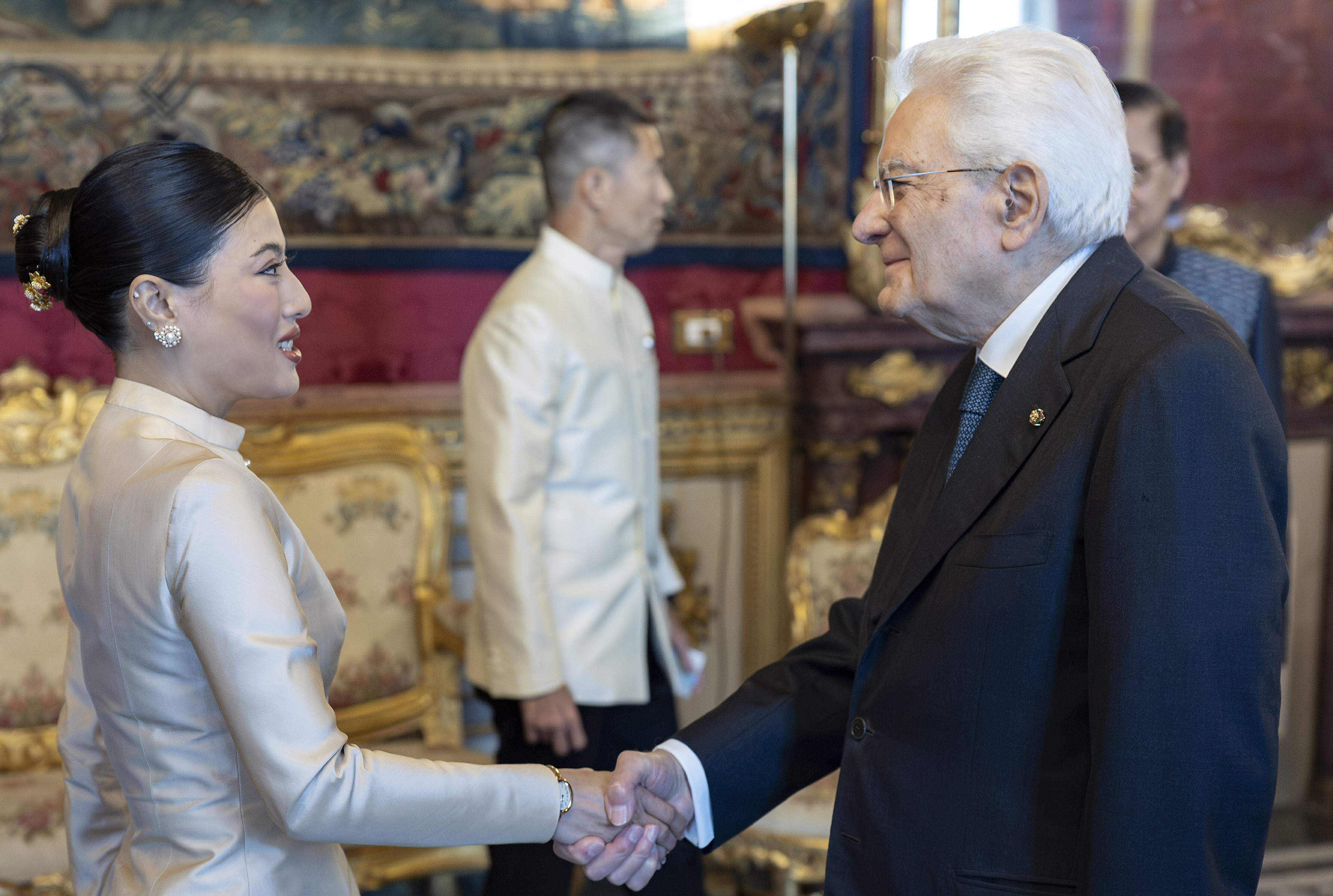 Mattarella consegna un’onorificenza alla principessa della Thailandia