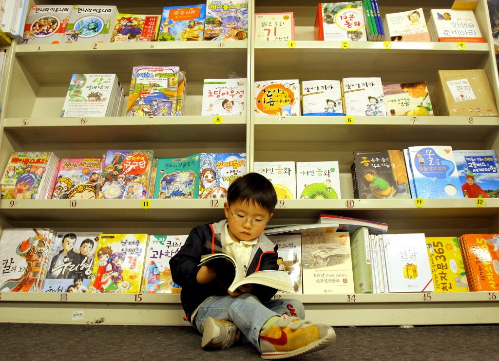 La più grande catena di librerie della Corea rifiuta un ordine da 100mila libri per timore dell'IA