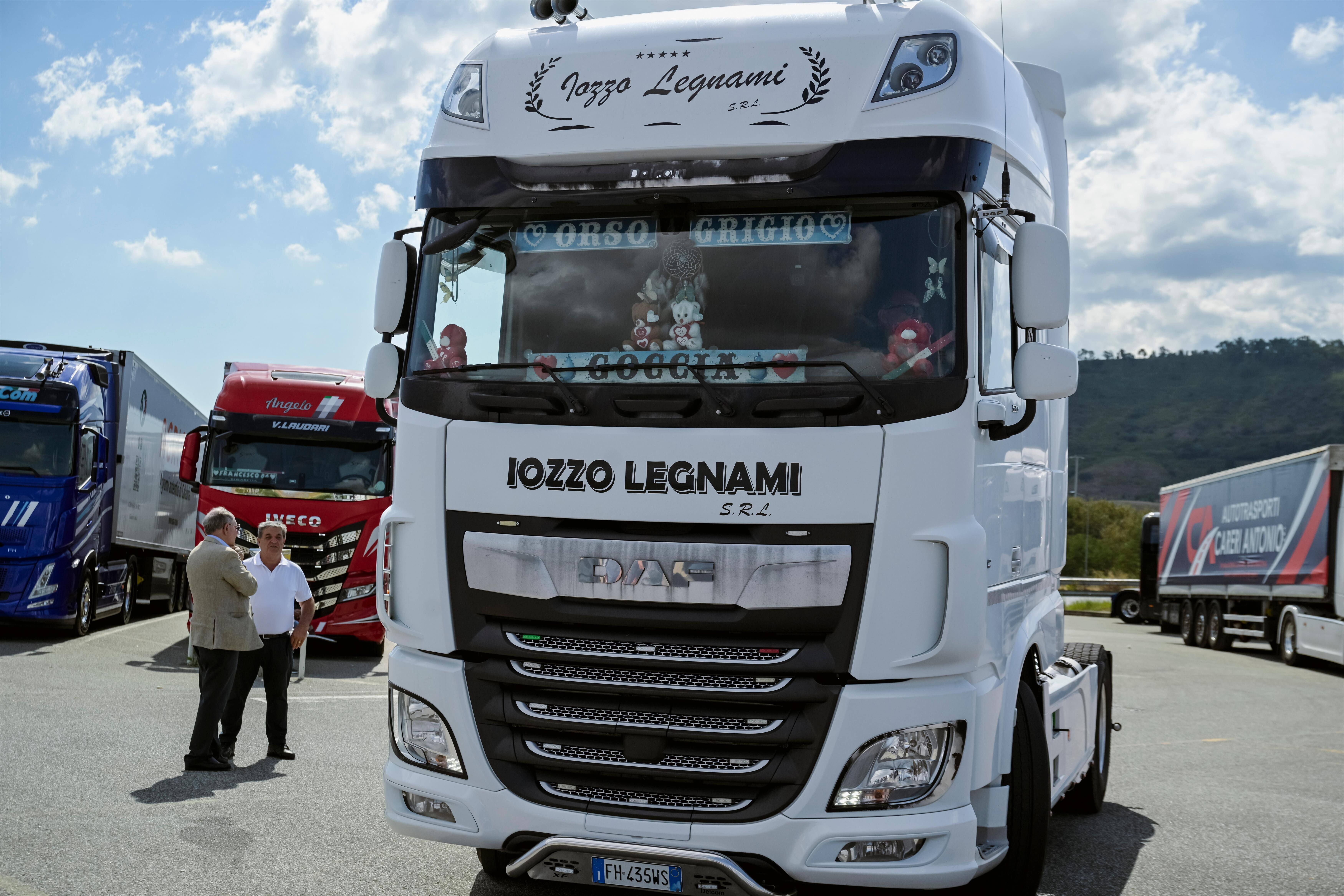 Gli autotrasportatori sospendono il blocco dei tir, non serve la precettazione