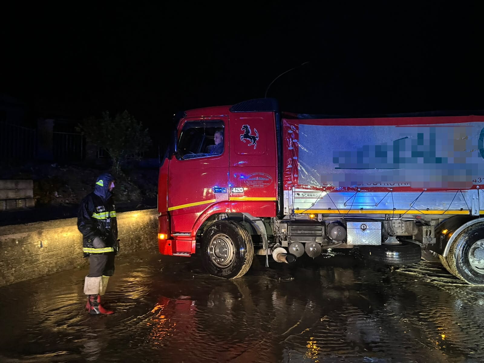 L'Italia travolta dal maltempo: albero schiaccia un'auto a Jesolo, fiumi esondati al Sud