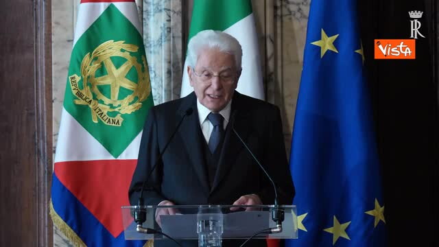 Mattarella consegna Stelle Lavoro: Evitare che in futuro questa cerimonia premi umanoide più solerte