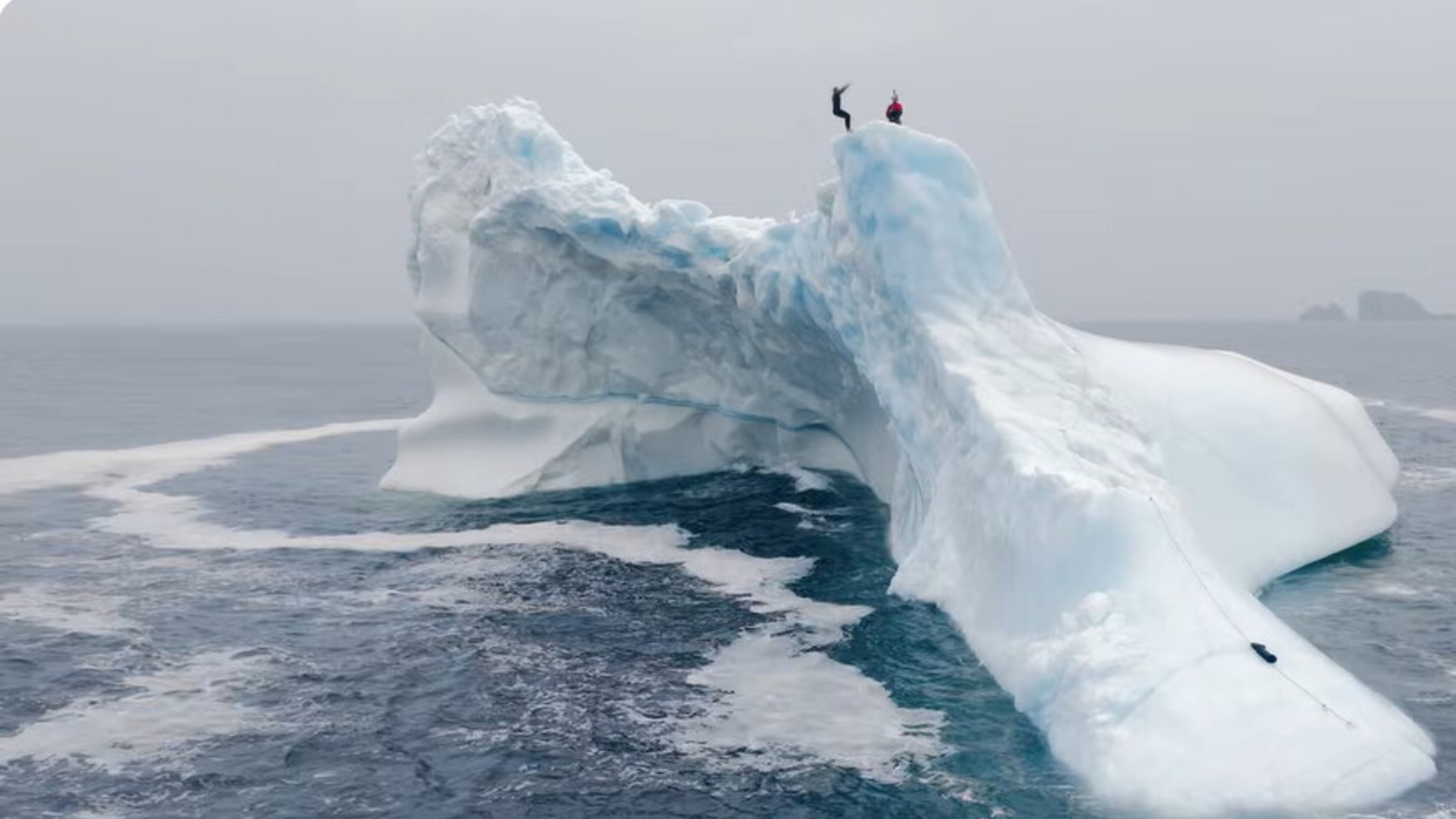 Molly Carlson, la prima donna a tuffarsi dalla cima di un iceberg (VIDEO)