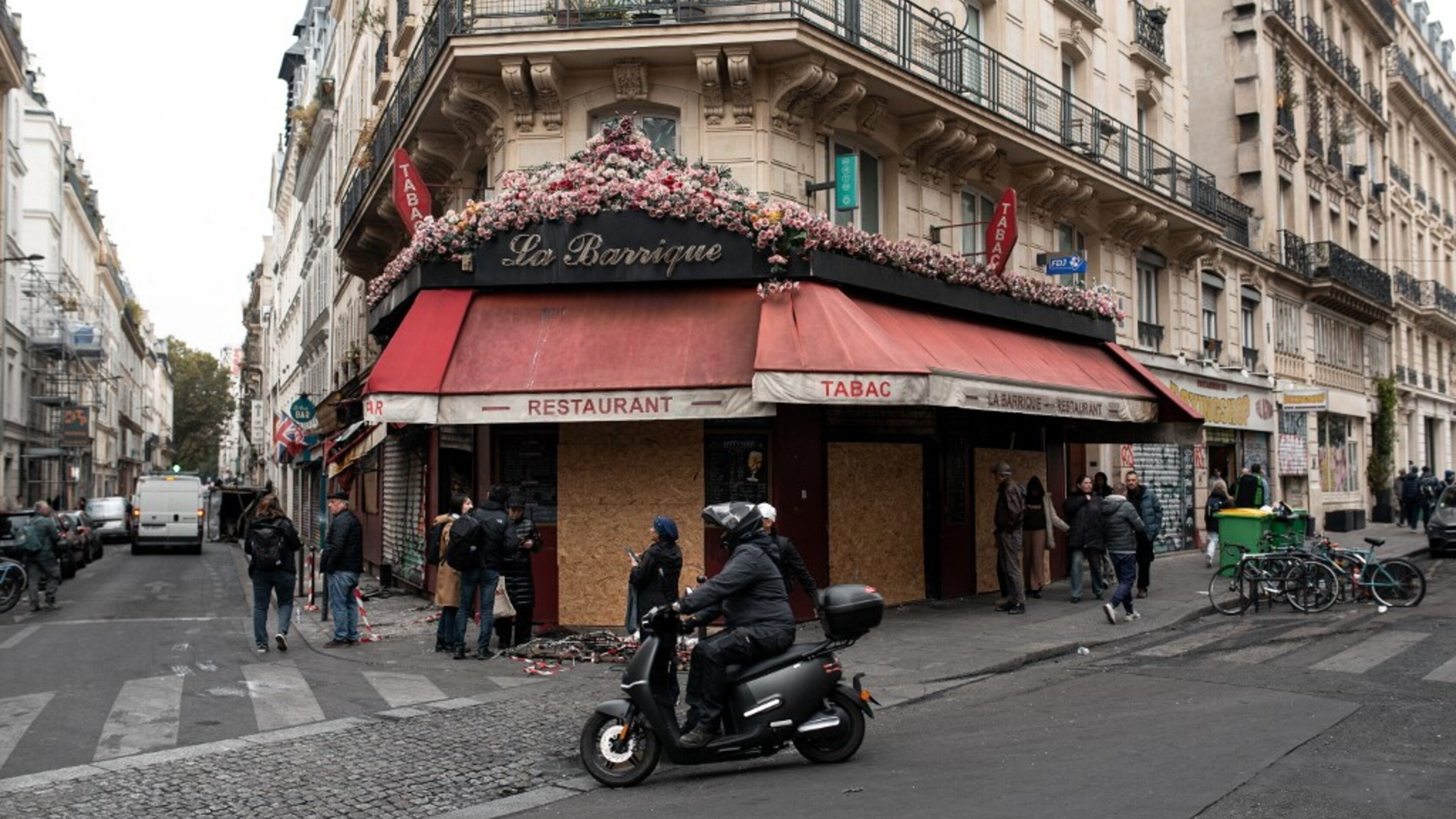 Parigi si blinda per i cortei: vetrine sbarrate e armerie prese d'assalto
