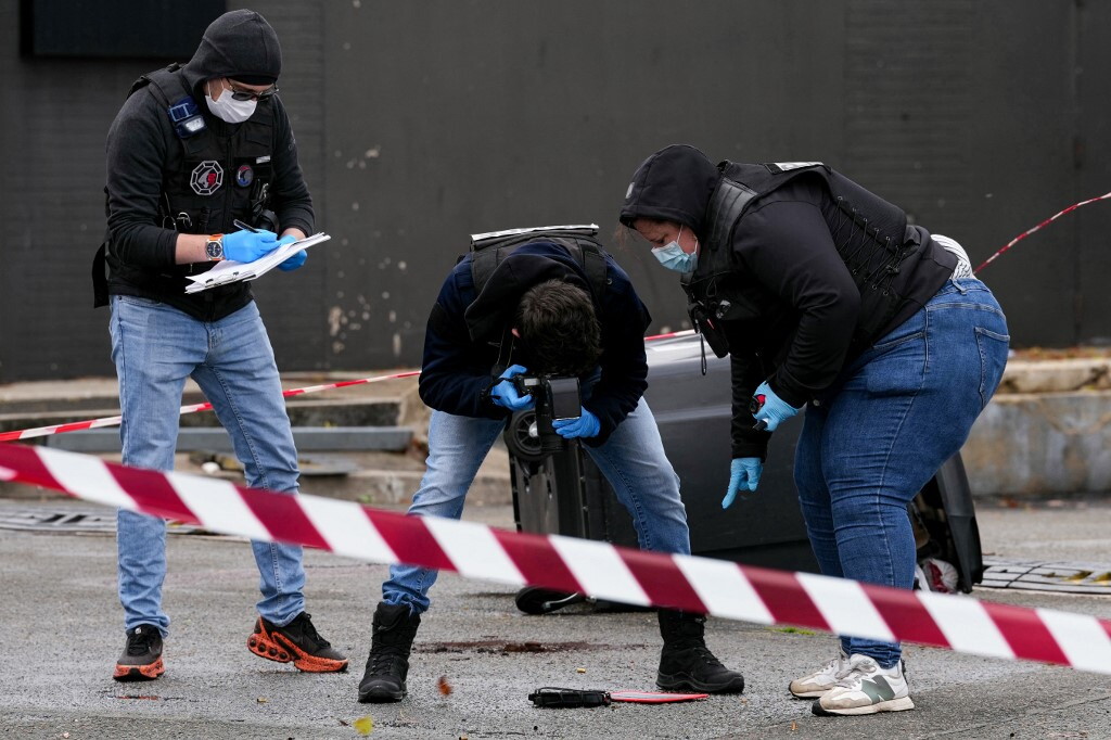 Francia: spari da auto in corsa fuori Parigi. Macron: "Attacco terroristico e razzista"