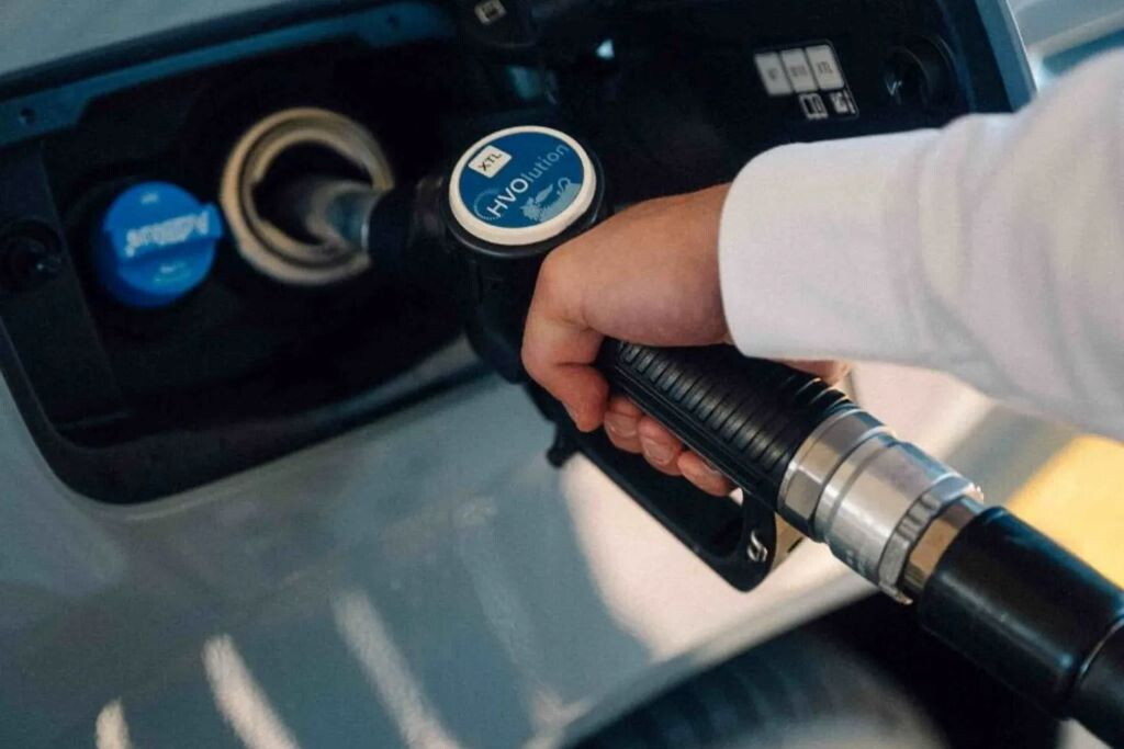 Eni, il tetto ai prezzi di benzina e diesel proseguirà fino alla fine dell’anno