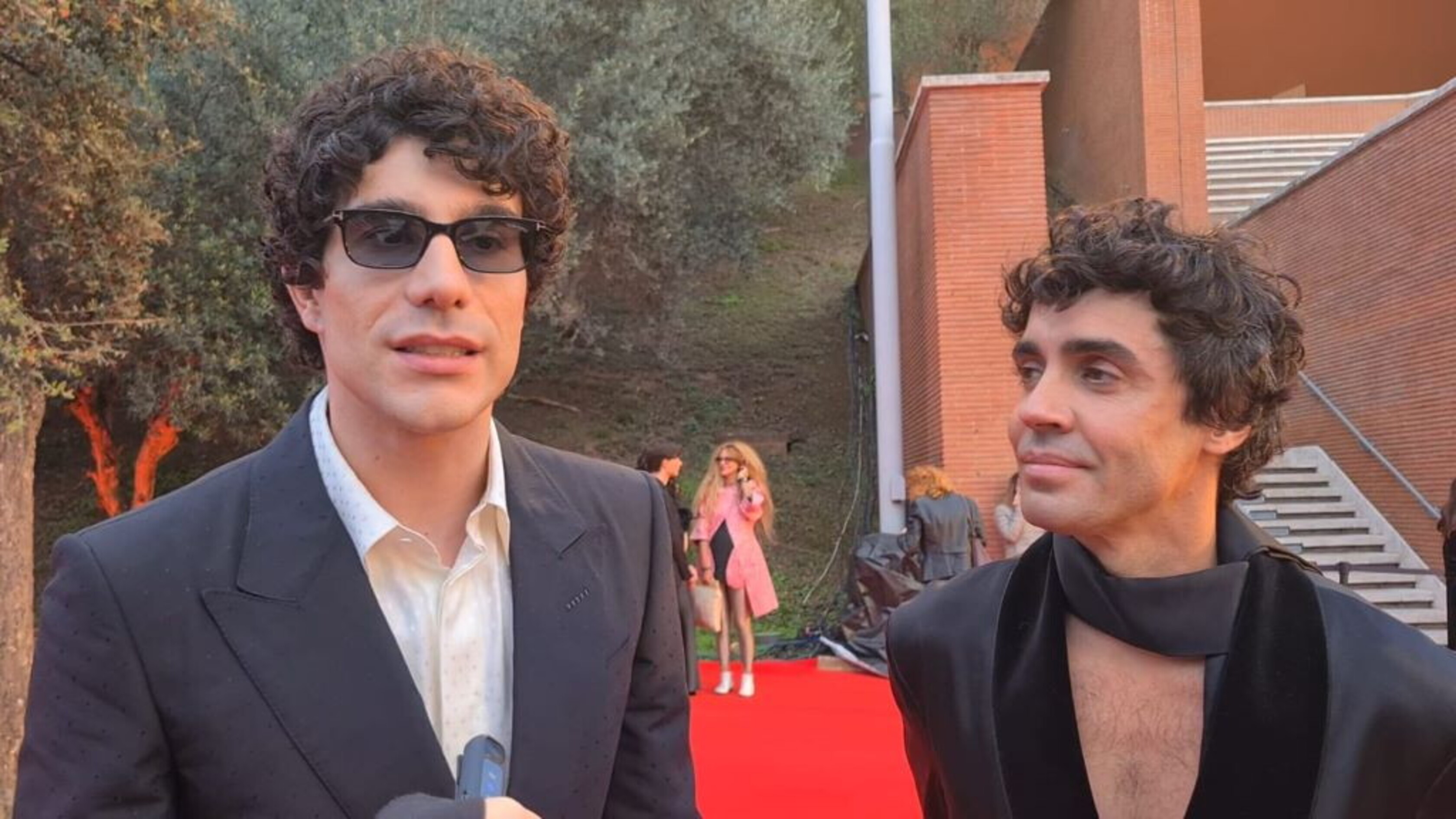 I 'Los Javis' sul red carpet con "La bola negra"
