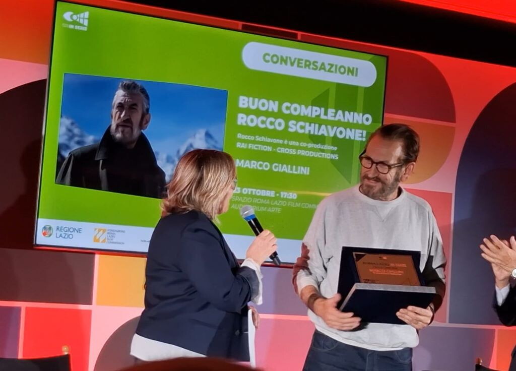 Marco Giallini festeggia i dieci anni di Rocco Schiavone tra gag e ricordi [VIDEO]