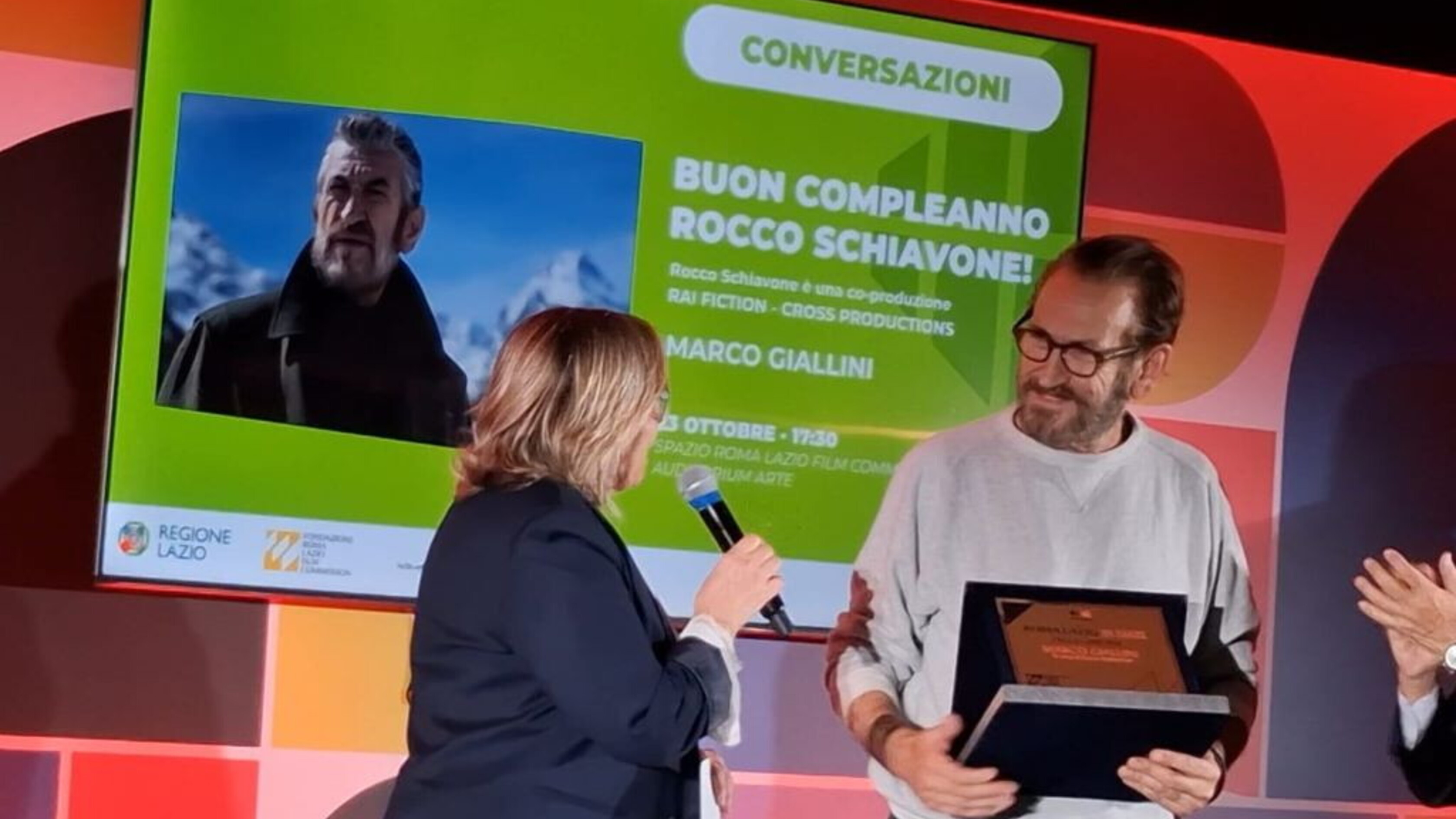 Marco Giallini festeggia i dieci anni di Rocco Schiavone tra gag e ricordi [VIDEO]