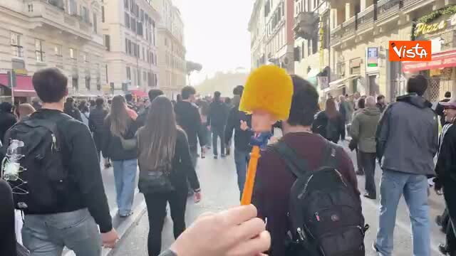 Lo spazzolone del water a forma di Trump al corteo degli studenti a Roma