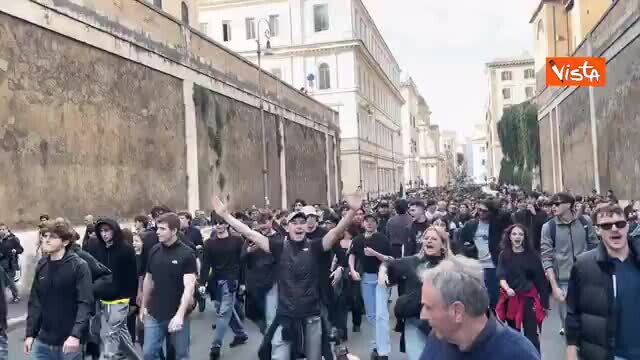 Il corteo degli studenti a Roma devia percorso e si dirige verso il Colosseo