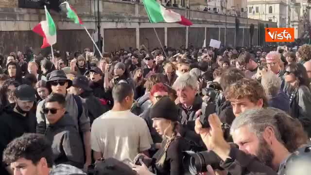 Corteo studenti a Roma, Polizia schierata in tenuta antisommossa, manifestanti gridano "Servi"