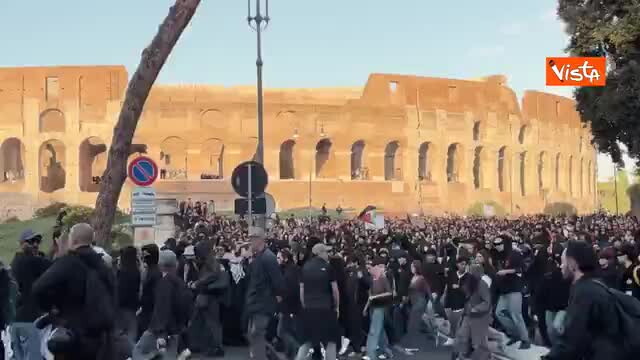 Manifestanti a Roma transennano una via che porta al Colosseo